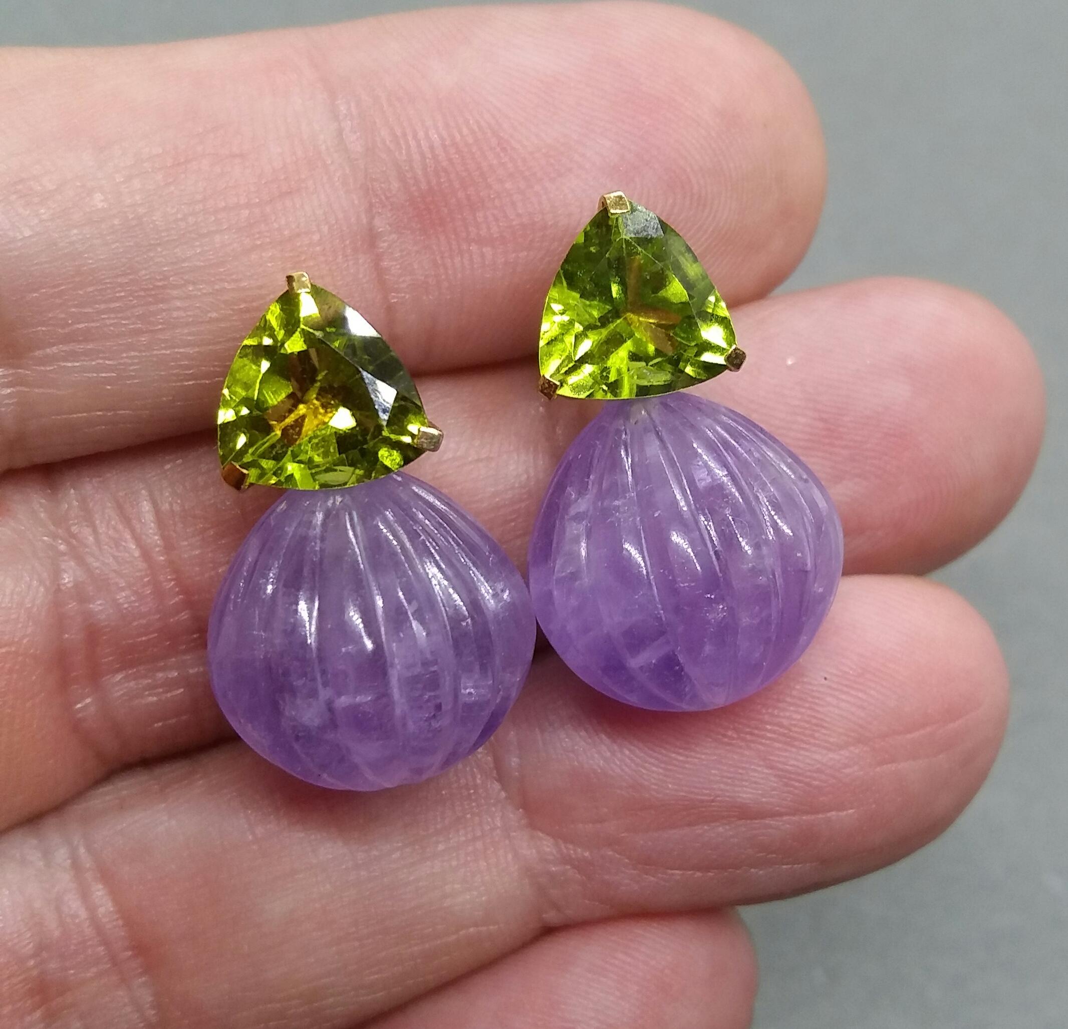 Trillion Cut Peridots Amethyst Carved Round Drops 14 Karat Yellow Gold Earrings In Good Condition For Sale In Bangkok, TH