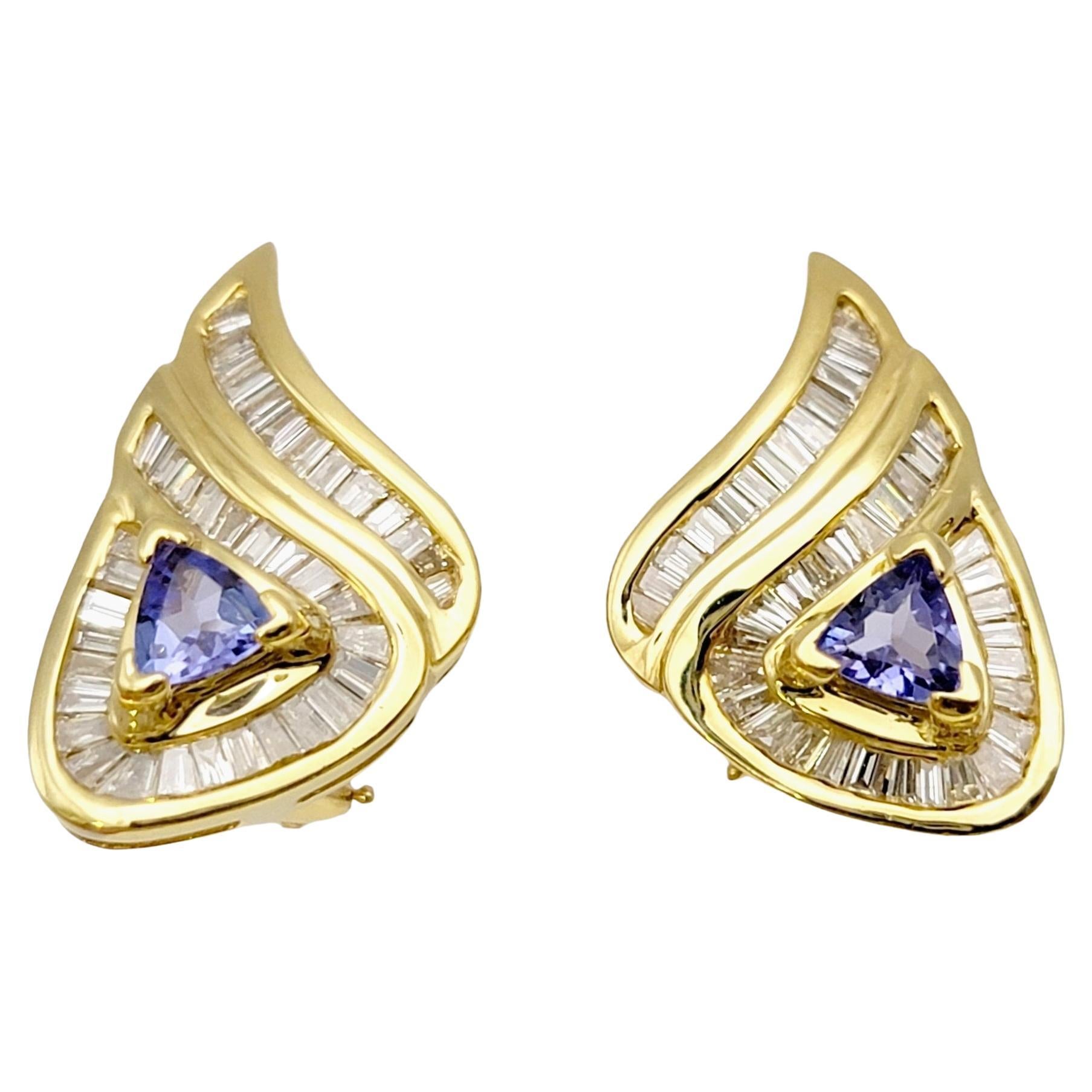 Tropfenohrringe aus Gelbgold mit Tansanit im Trillionschliff und Baguette-Diamant