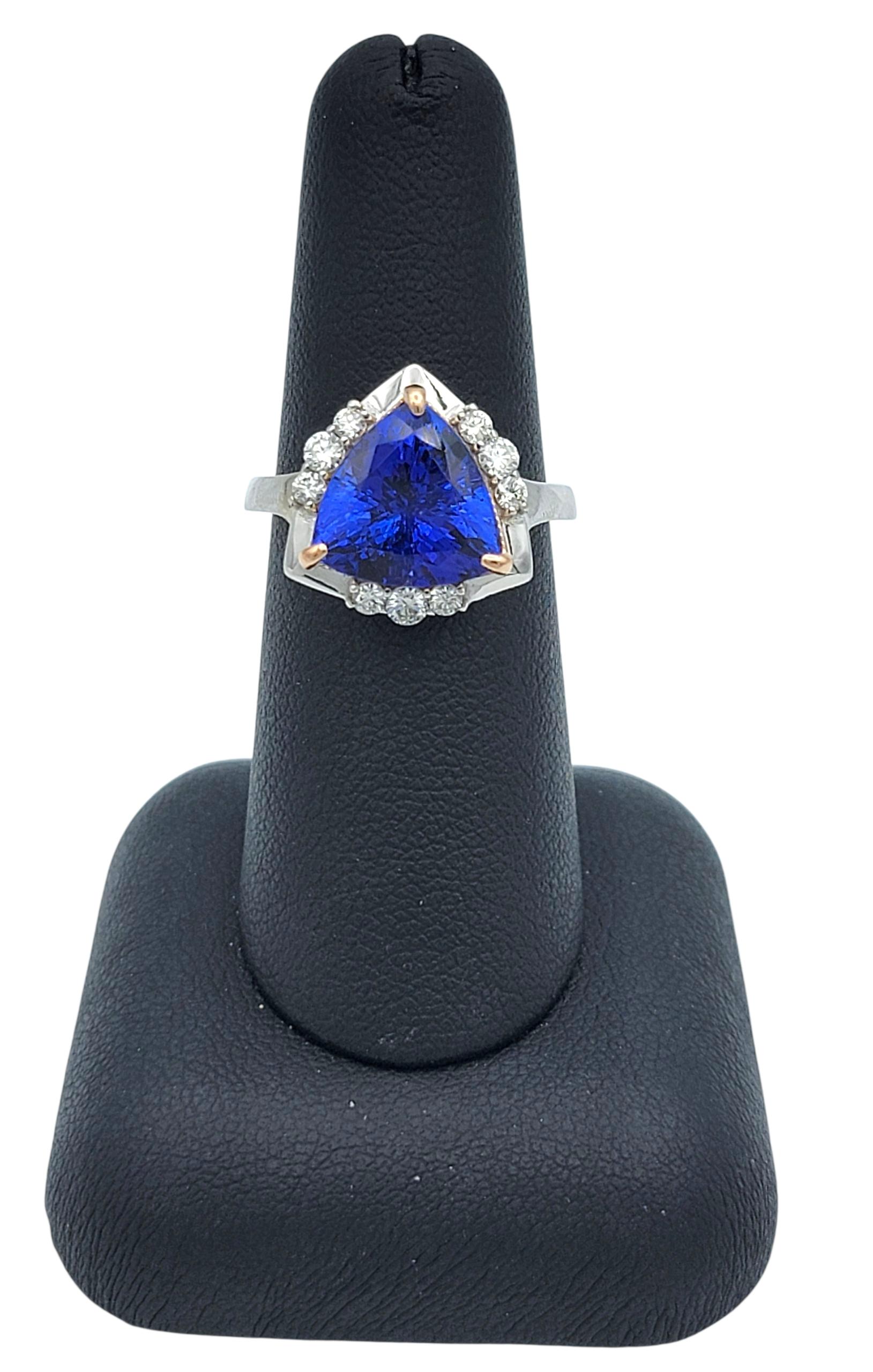 Anello cocktail con tanzanite e diamanti taglio trilione in oro bianco e rosa 14 carati in vendita 5