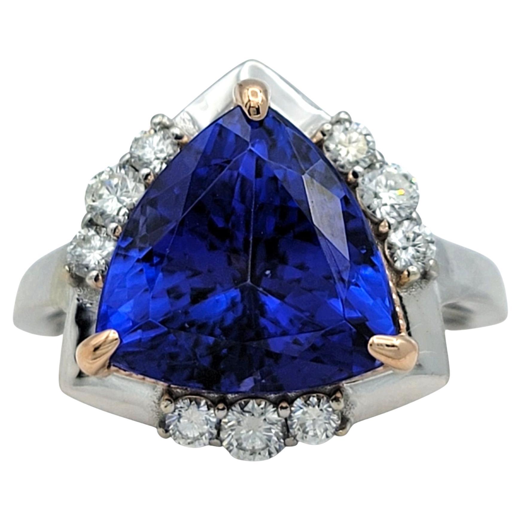 Misura dell'anello: 7

Questo anello sorprendente è incentrato su una tanzanite vibrante da 3,54 carati con taglio a trilione, che risplende in una vivida tonalità blu-viola. Il dinamico taglio triangolare conferisce un tocco contemporaneo alla