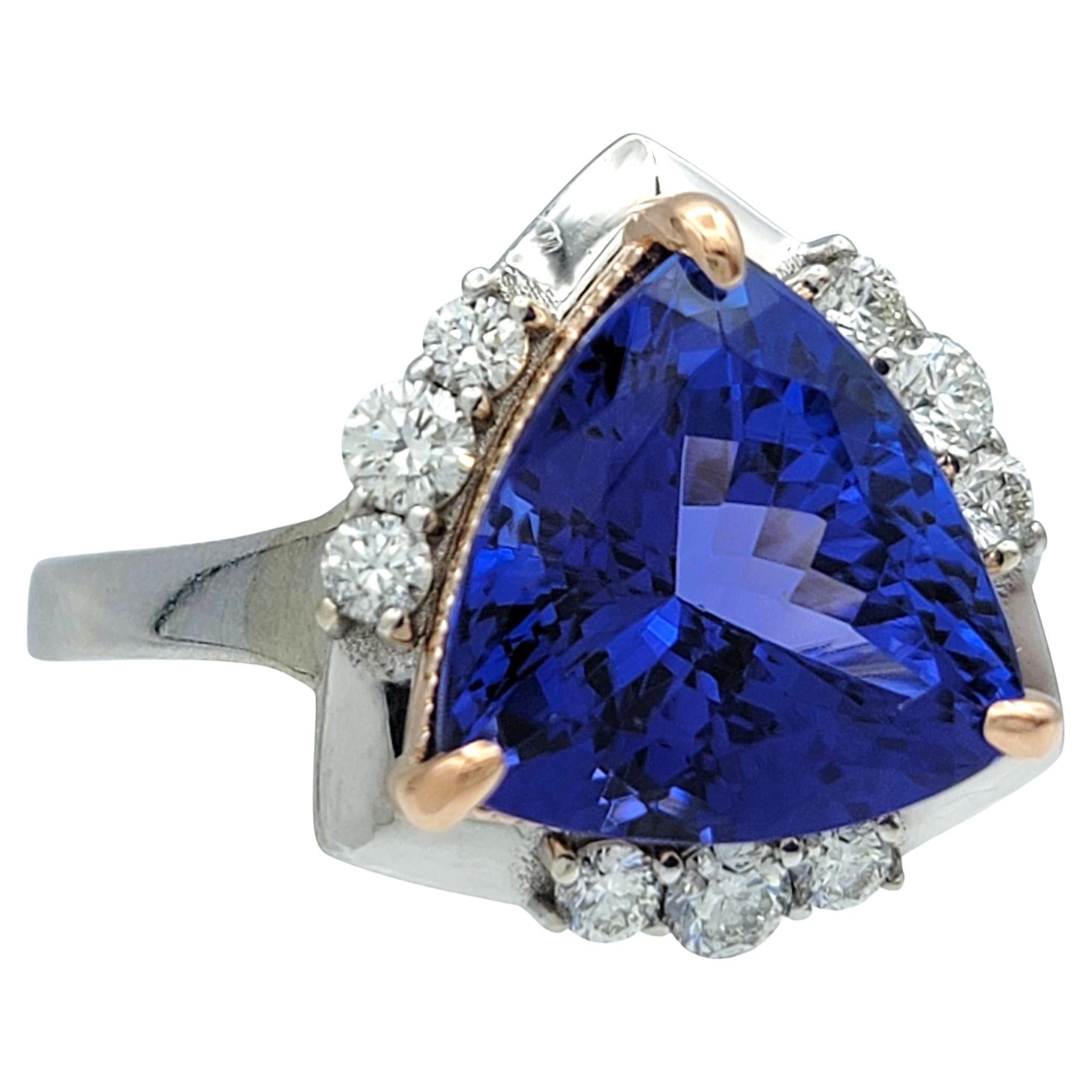 Contemporaneo Anello cocktail con tanzanite e diamanti taglio trilione in oro bianco e rosa 14 carati in vendita