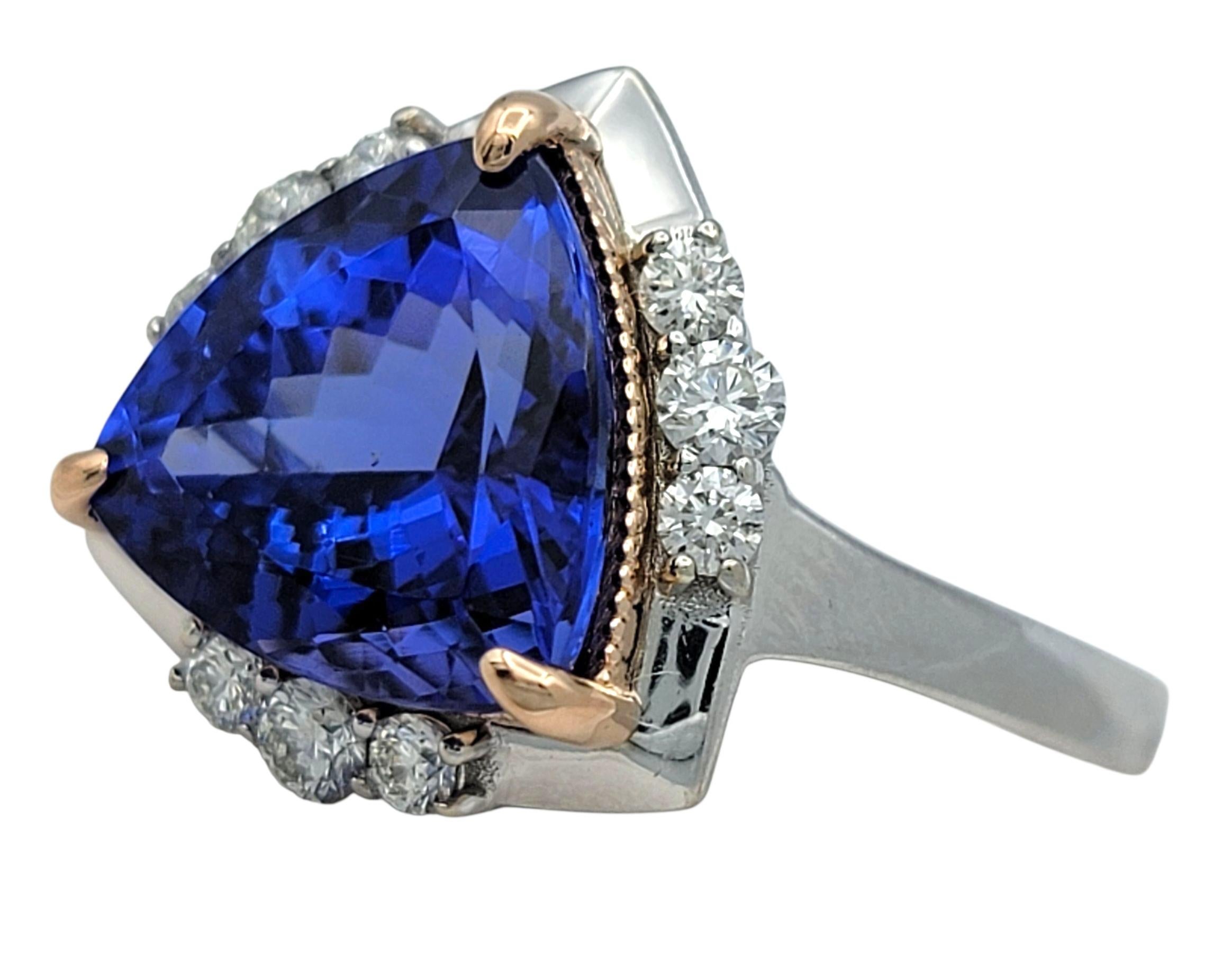 Taglio trillion Anello cocktail con tanzanite e diamanti taglio trilione in oro bianco e rosa 14 carati in vendita