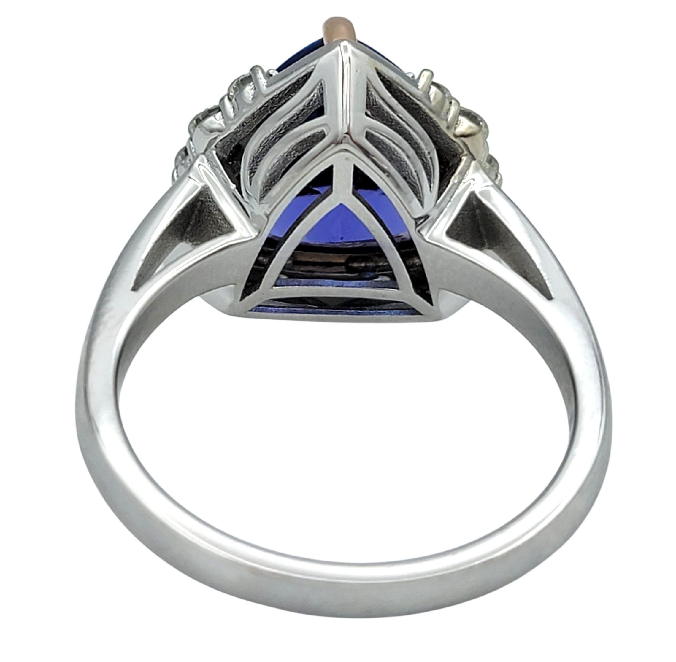 Anello cocktail con tanzanite e diamanti taglio trilione in oro bianco e rosa 14 carati in vendita 1