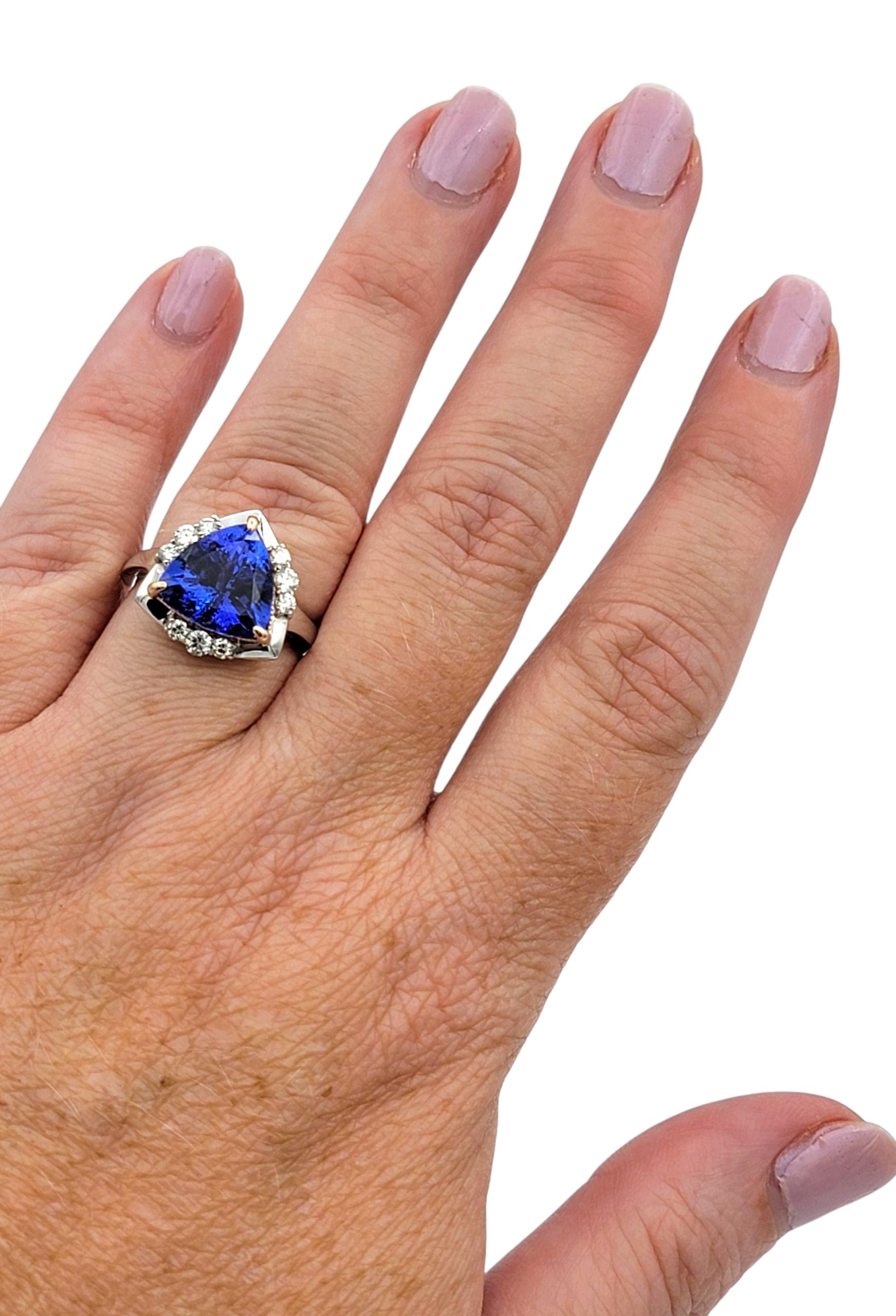 Anello cocktail con tanzanite e diamanti taglio trilione in oro bianco e rosa 14 carati in vendita 3