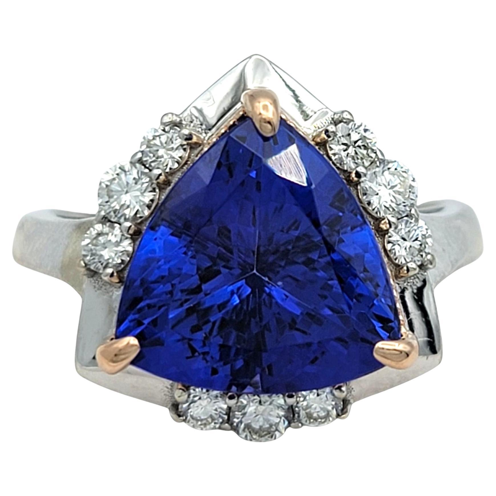 Anello cocktail con tanzanite e diamanti taglio trilione in oro bianco e rosa 14 carati