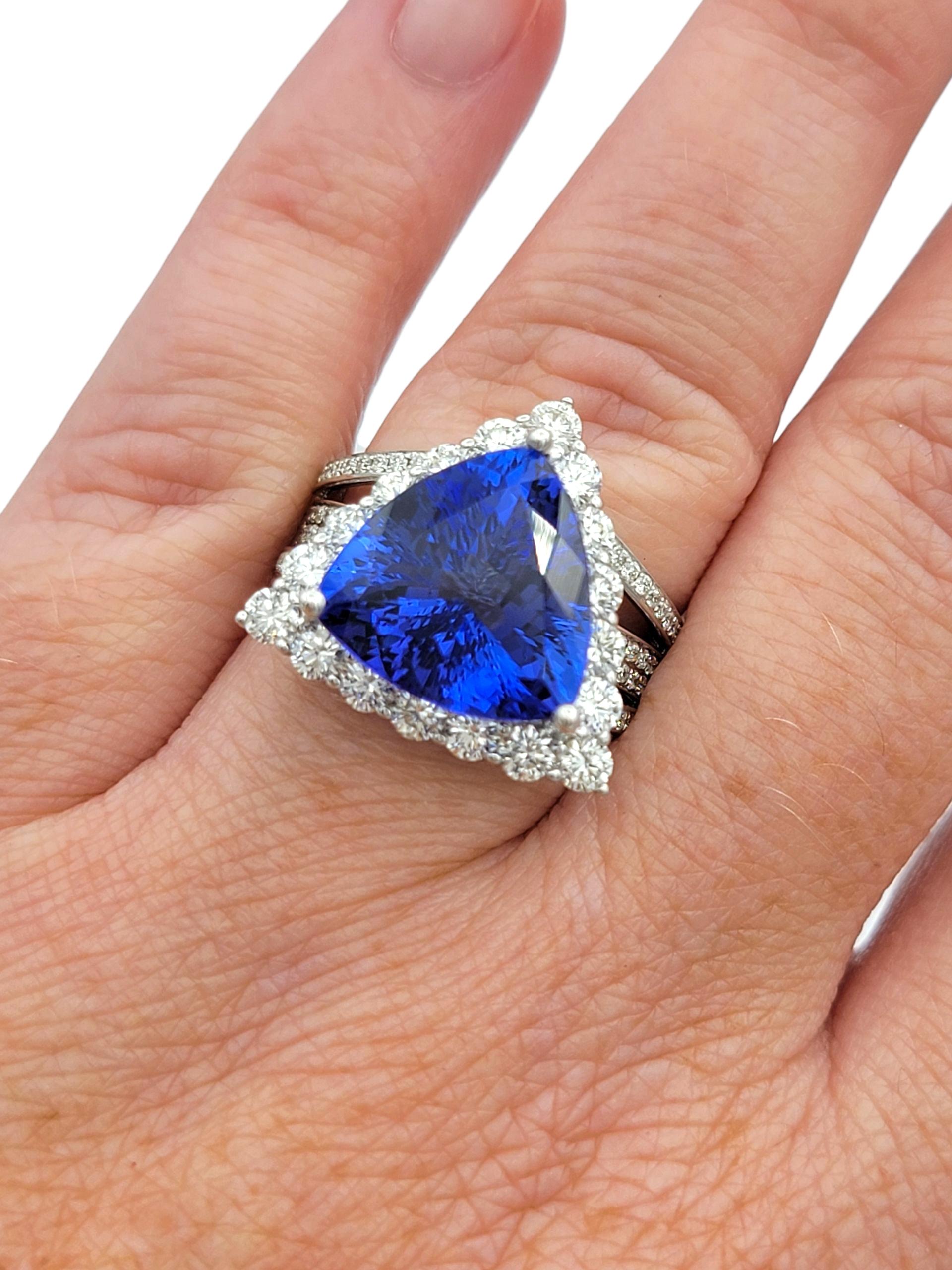 Anello cocktail con tanzanite e diamanti taglio trilione con gambo diviso, oro bianco 14 carati in vendita 4