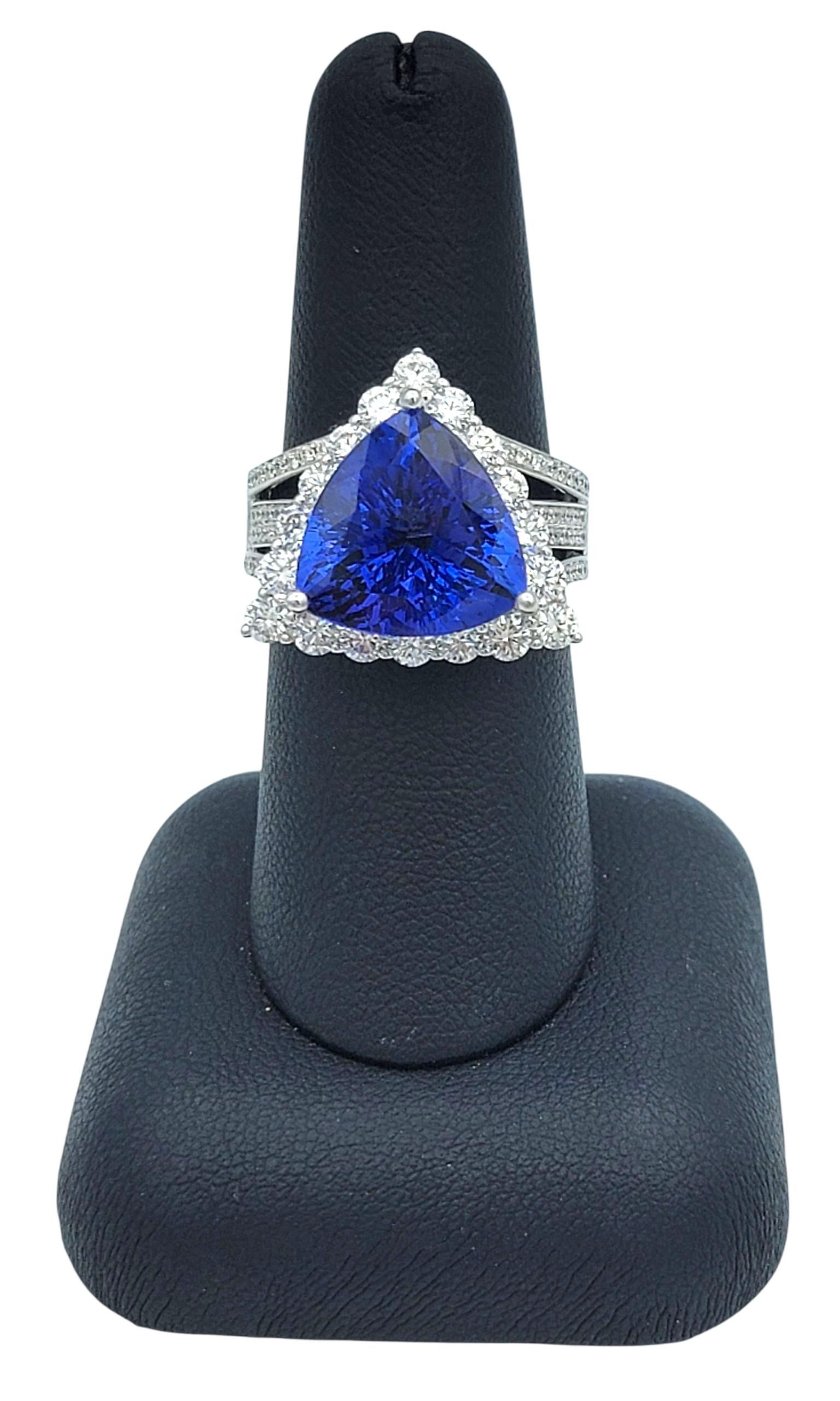 Anello cocktail con tanzanite e diamanti taglio trilione con gambo diviso, oro bianco 14 carati in vendita 5
