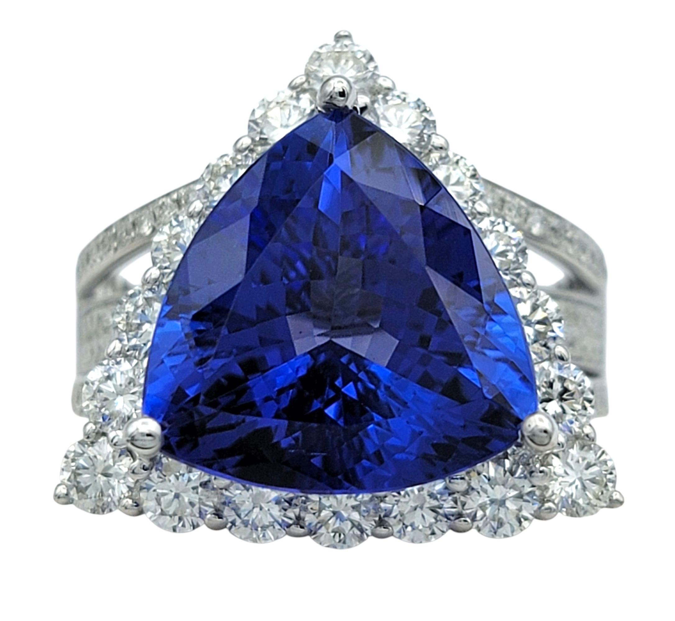 Misura dell'anello: 7.25

Questo anello imponente è incentrato su un'impressionante tanzanite dal taglio a trilione, che mostra una profonda tonalità blu-viola che irradia un colore vibrante e saturo da ogni angolazione. L'audace silhouette