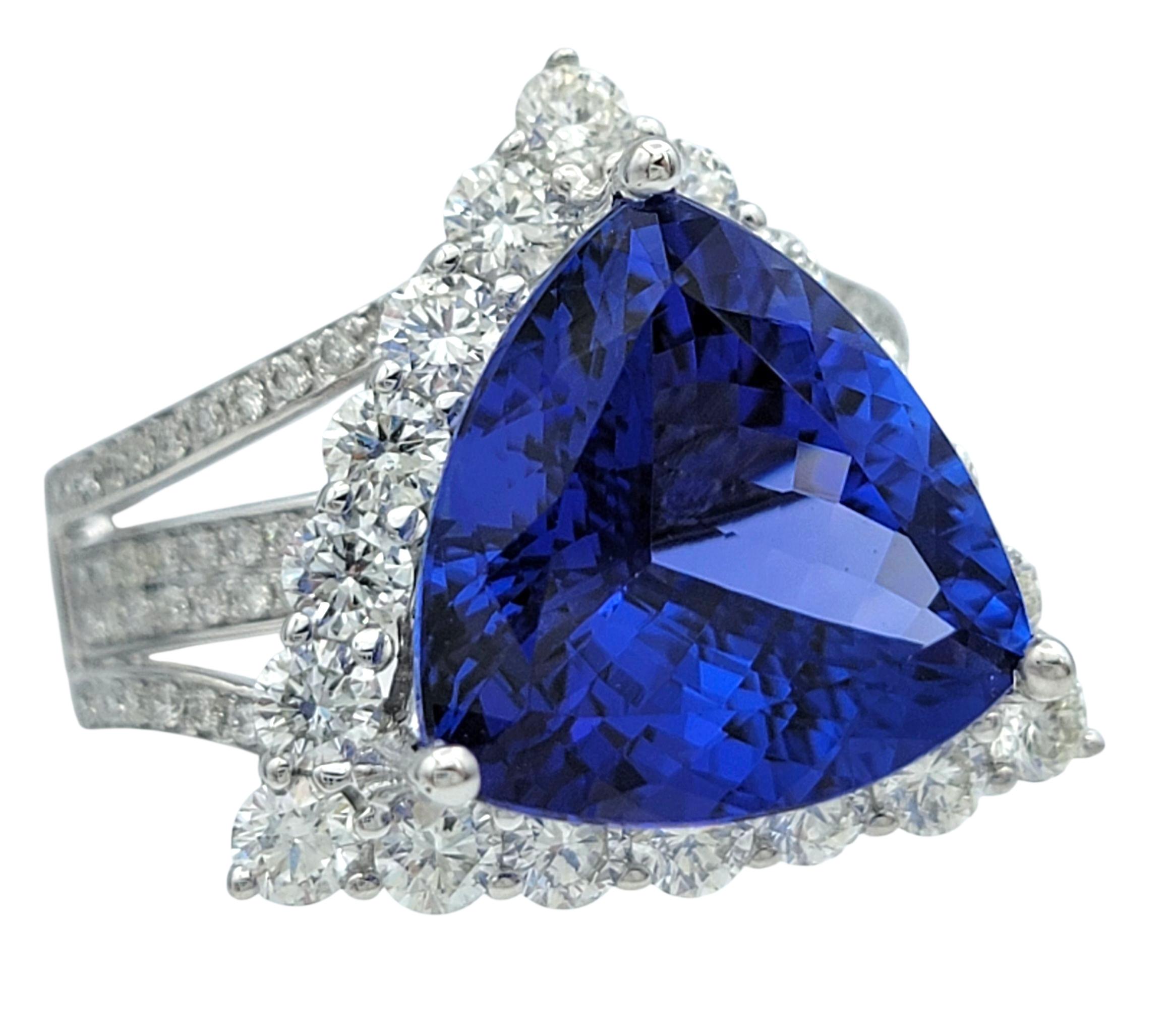 Contemporaneo Anello cocktail con tanzanite e diamanti taglio trilione con gambo diviso, oro bianco 14 carati in vendita