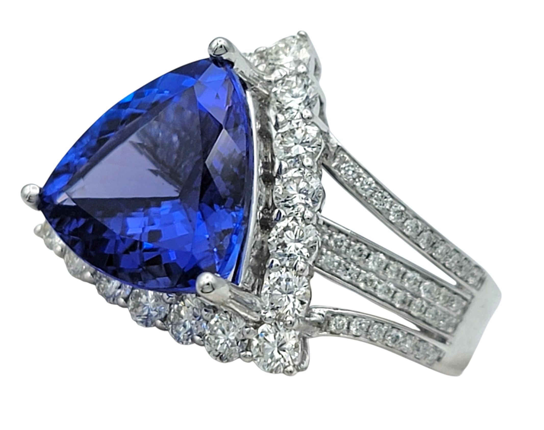 Taglio trillion Anello cocktail con tanzanite e diamanti taglio trilione con gambo diviso, oro bianco 14 carati in vendita