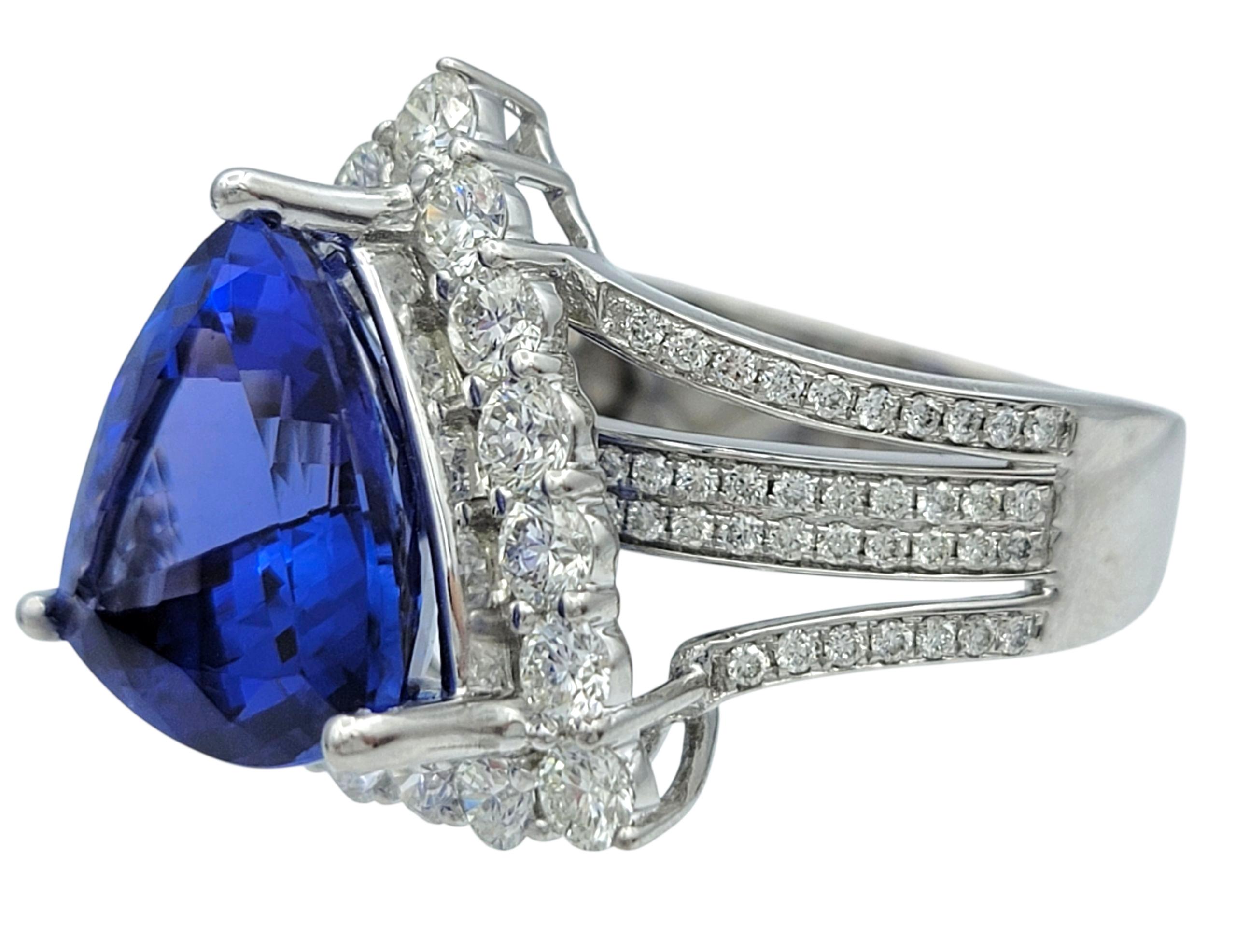 Anello cocktail con tanzanite e diamanti taglio trilione con gambo diviso, oro bianco 14 carati In condizioni buone in vendita a Scottsdale, AZ
