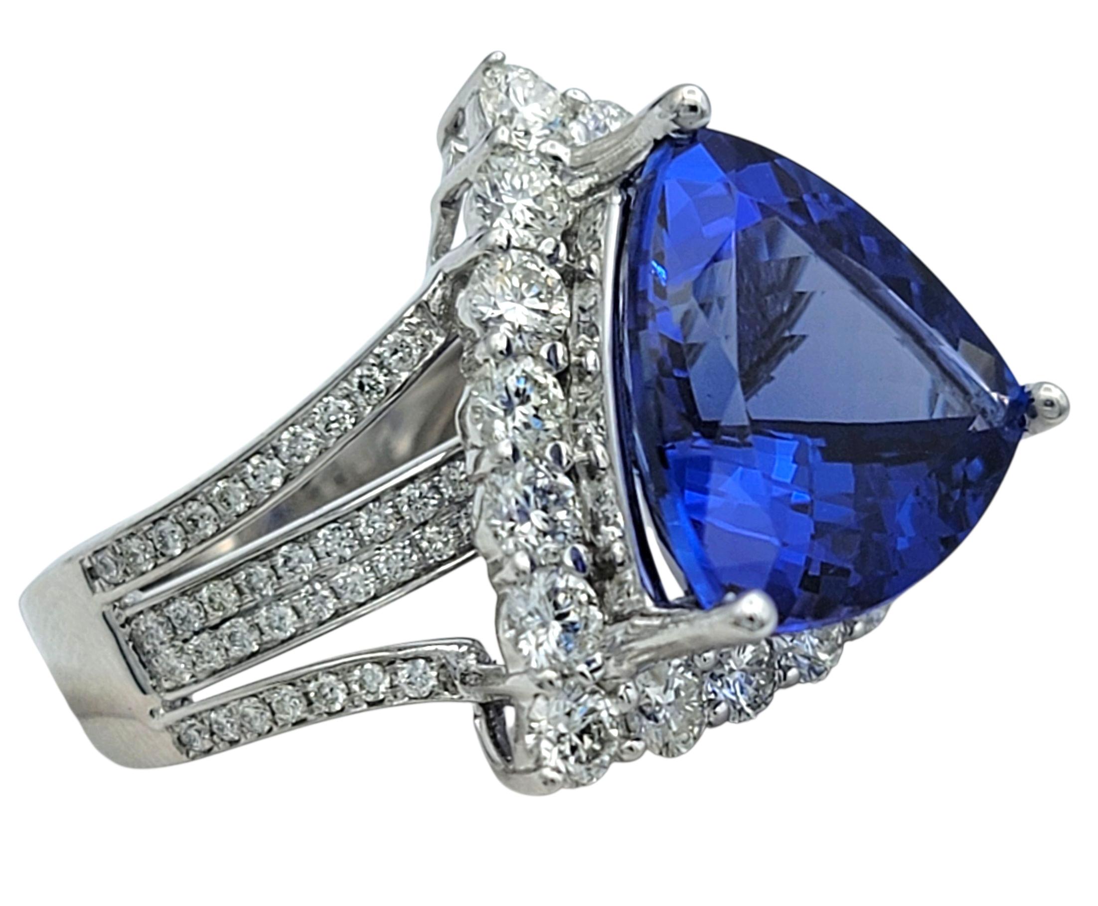 Donna Anello cocktail con tanzanite e diamanti taglio trilione con gambo diviso, oro bianco 14 carati in vendita