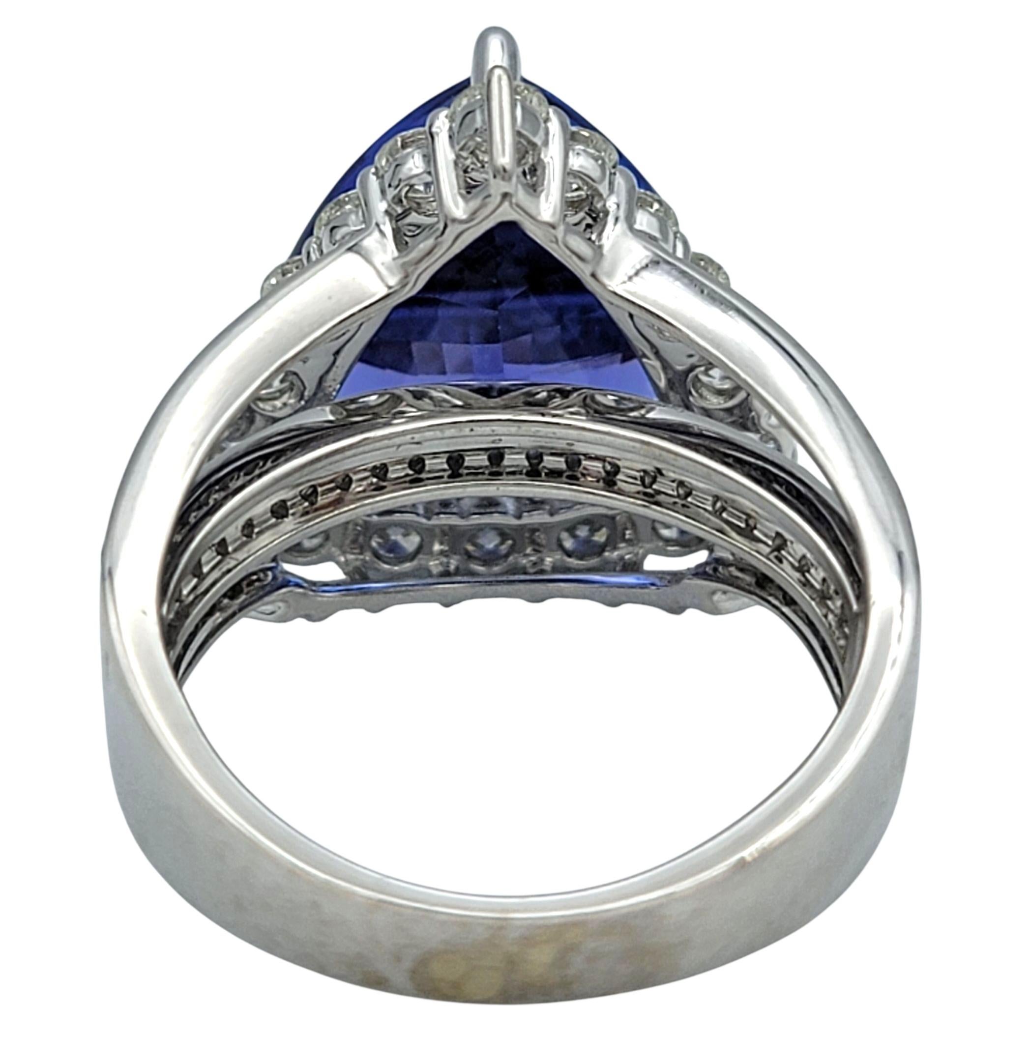 Anello cocktail con tanzanite e diamanti taglio trilione con gambo diviso, oro bianco 14 carati in vendita 2