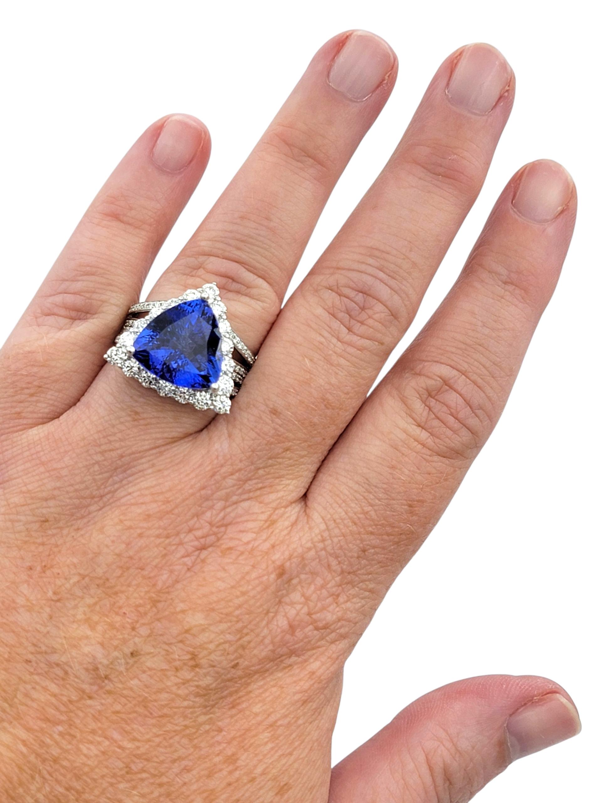 Anello cocktail con tanzanite e diamanti taglio trilione con gambo diviso, oro bianco 14 carati in vendita 3