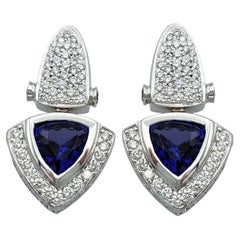 Pendientes de gota de tanzanita talla trillón y pavé de diamantes en oro blanco de 18 quilates