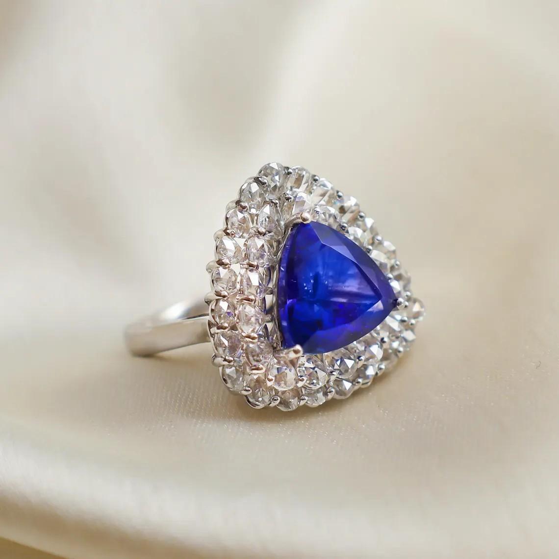 Trillion Cut Tanzanite diamond 18K White Gold Ring In New Condition For Sale In Hoffman Estate, IL
