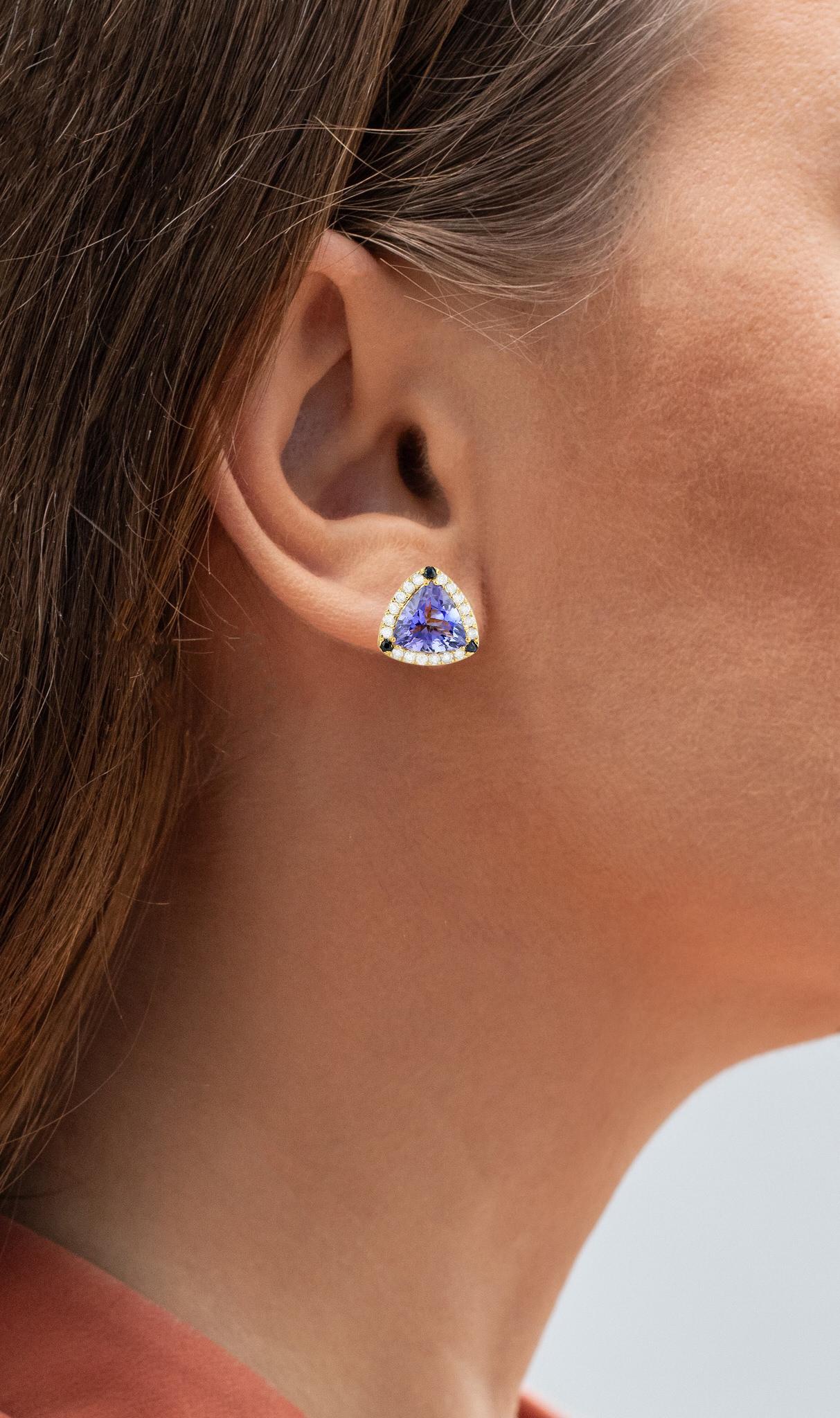 It comes with the Gemological Appraisal by GIA GG/AJP
All Gemstones are Natural
Tanzanites = 2.30 Carats
Blue Sapphires = 0.14 Carats
Diamonds = 0.26 Carats
Metal: 14K Yellow Gold
Dimensions: 10 x 10 mm
