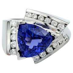 Anillo de cóctel contemporáneo de tanzanita talla trillón con diamantes en oro de 14 quilates