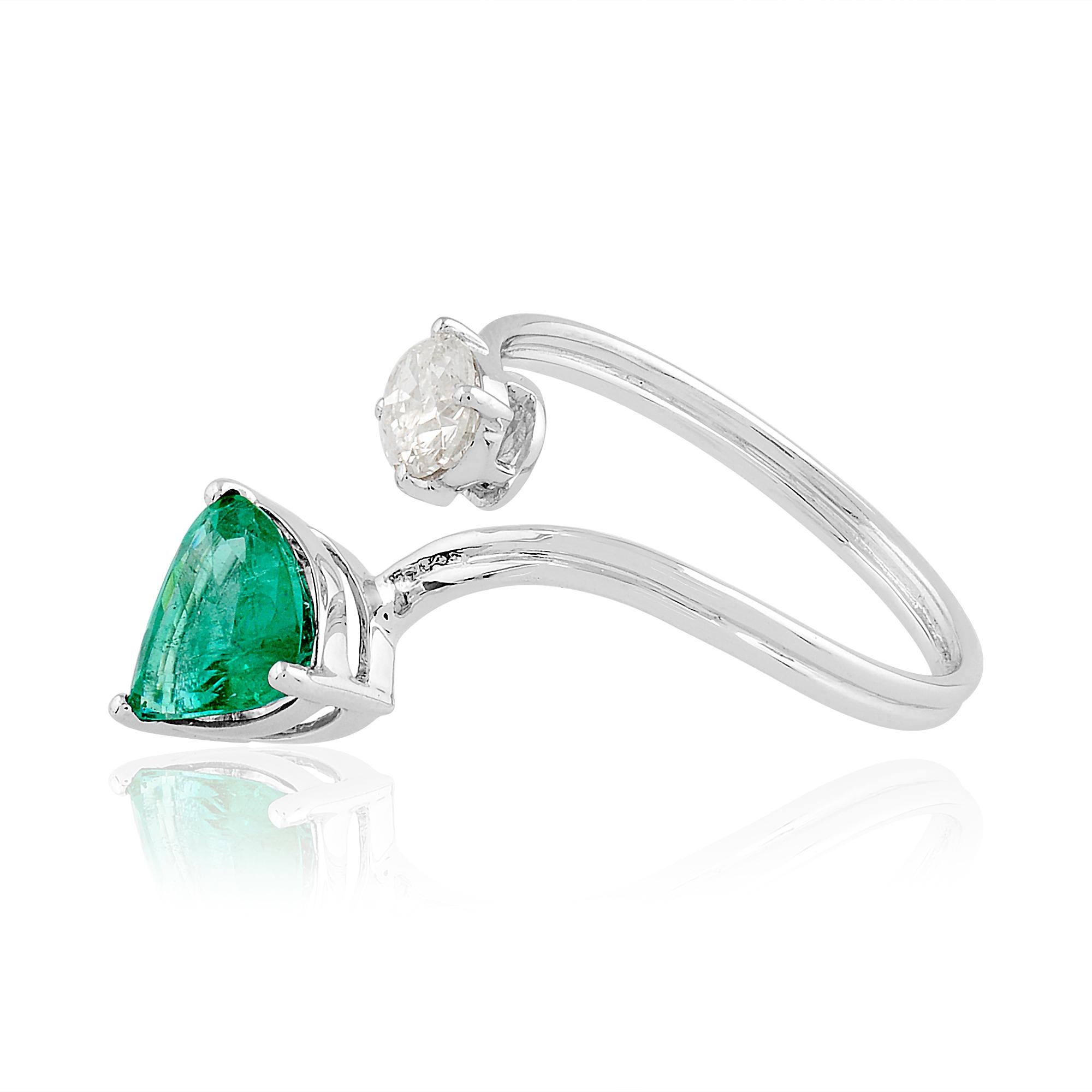 La bague est de taille 7 et peut être redimensionnée en plus grand ou plus petit sur demande. Suivez la vitrine de Spectrum Jewels pour découvrir la dernière collection et les pièces exclusives. Spectrum Jewels est fièrement classé parmi les