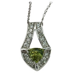 Pendentif en or blanc avec saphir vert trillion et diamant