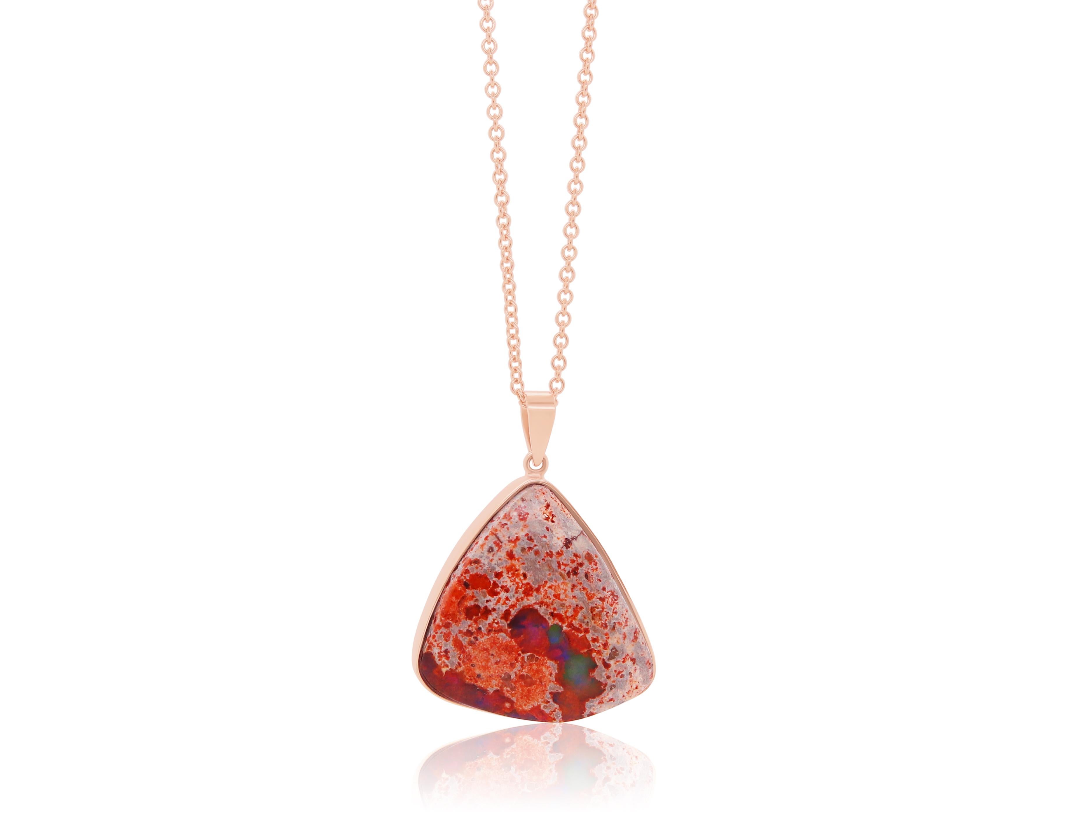Dieser Opal ist ein einzigartiges Stück und ein echter Hingucker! 

MATERIAL: 14k Rose Gold
Center Stein Details: 1 Trillion Jelly Opal mit 22,70 Karat - Messung 23 mm

In diesem atemberaubenden Schmuckstück trifft feines, einzigartiges