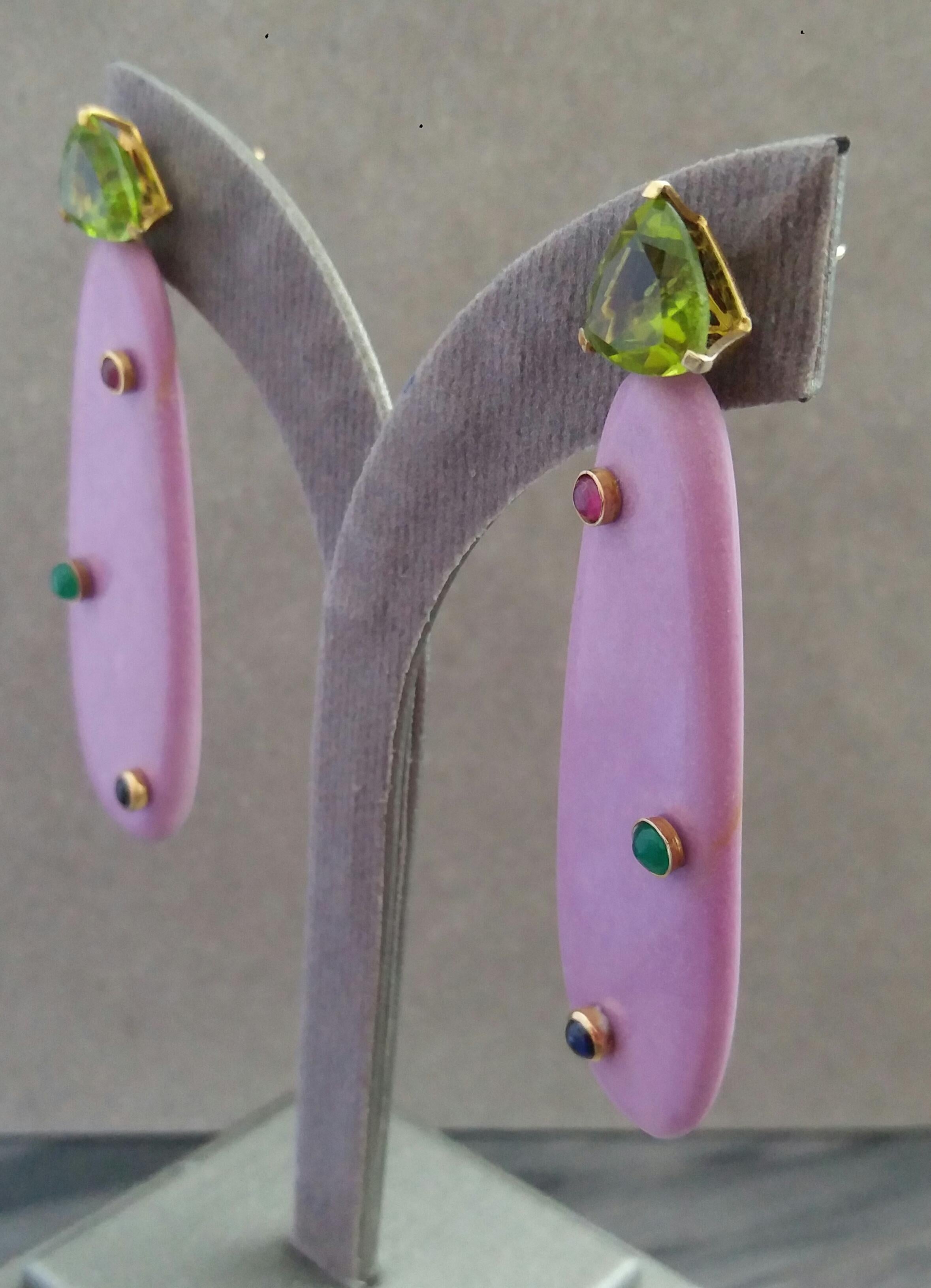 Orecchini a goccia con peridoto trillion, rubino, smeraldo, zaffiro blu, oro e fosfosiderite in vendita 3