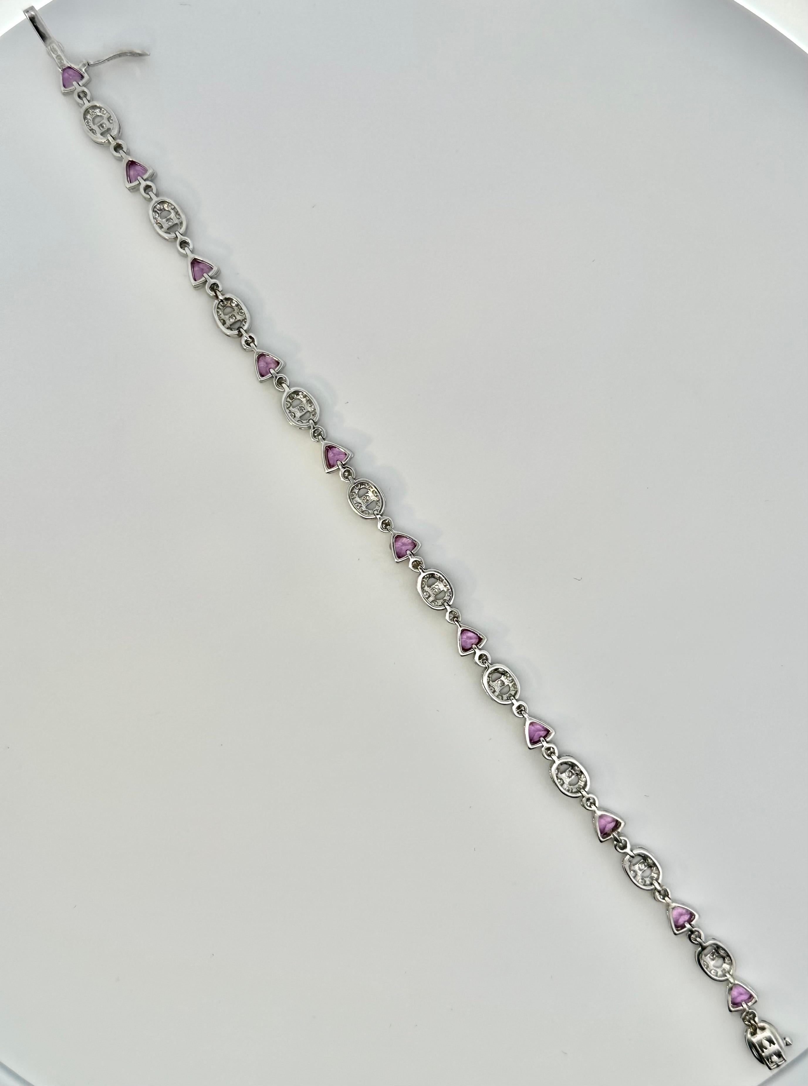 Taille trillion Bracelet en or blanc 18 carats avec trillion de saphirs roses et diamants à motif ovale en vente