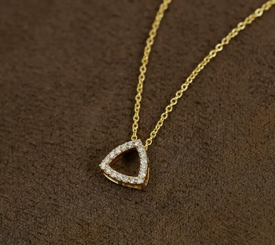 Collier en forme de trillion Collier de demande en diamant Mini collier en or massif 14k
Léger, il peut être porté tous les jours

Informations complémentaires :
Condit : Nouveau avec étiquettes : Un article neuf, non utilisé et non porté (y compris