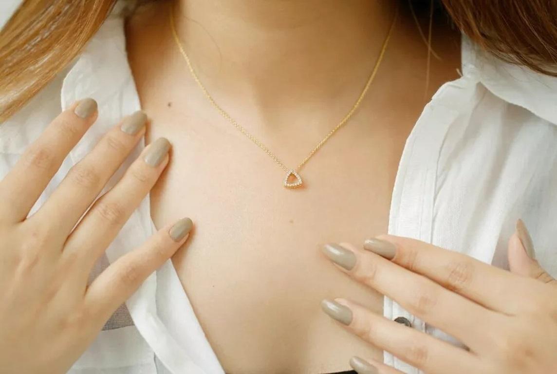 Taille ronde Mini collier Proposal en or massif 14 carats avec diamants en forme de trillion en vente