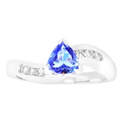 Anello con tanzanite naturale a forma di trilione e diamante bianco dainty in oro bianco 14 carati