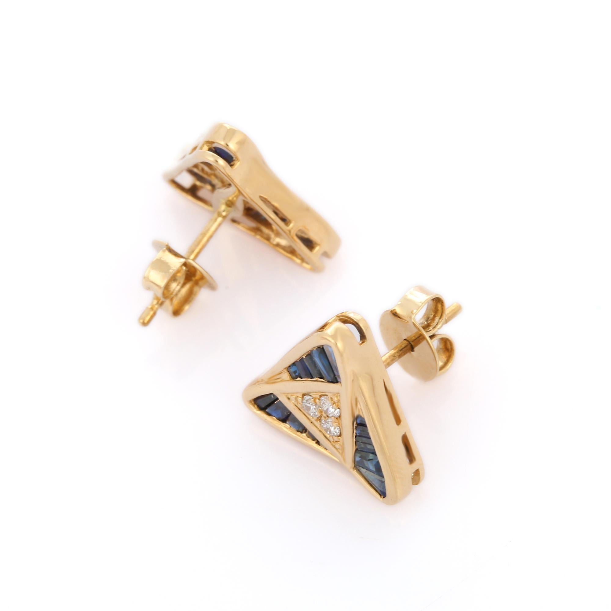Contemporain Clous d'oreilles en or jaune 18 carats en forme de trillion avec saphir bleu taille baguette et diamants en vente