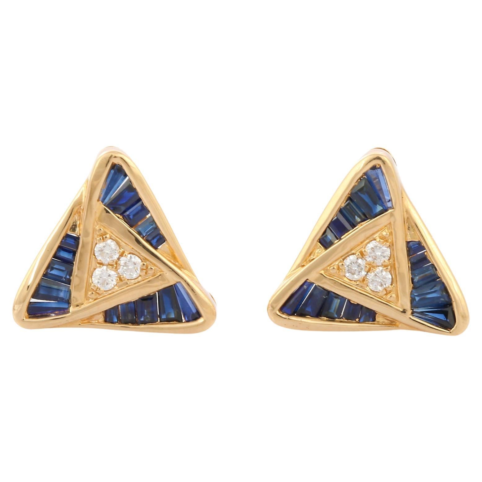 Clous d'oreilles en or jaune 18 carats en forme de trillion avec saphir bleu taille baguette et diamants