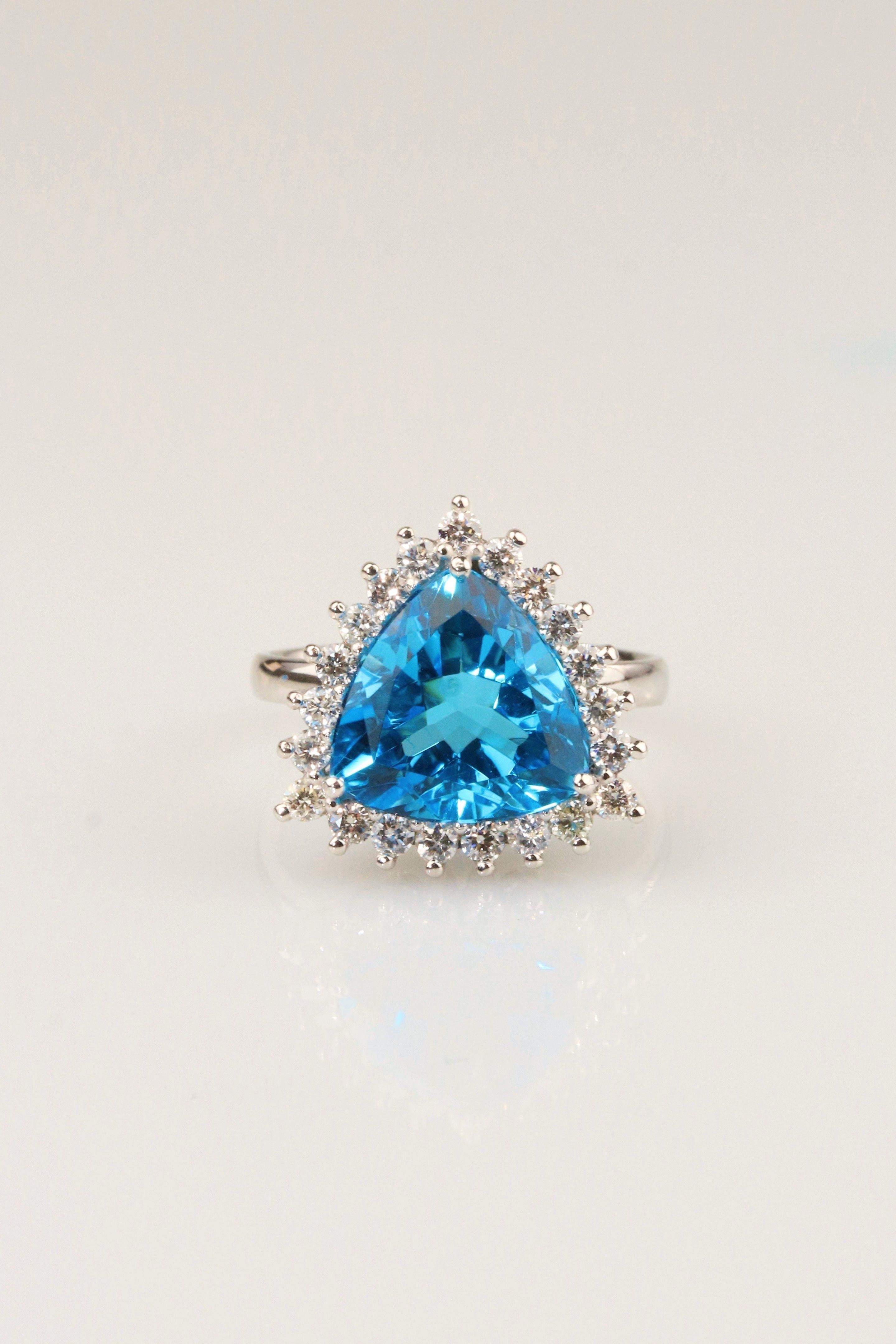 Swiss Topaz & Diamond Ring - 18K Solid Gold - Large Size  In New Condition For Sale In Markham, CA