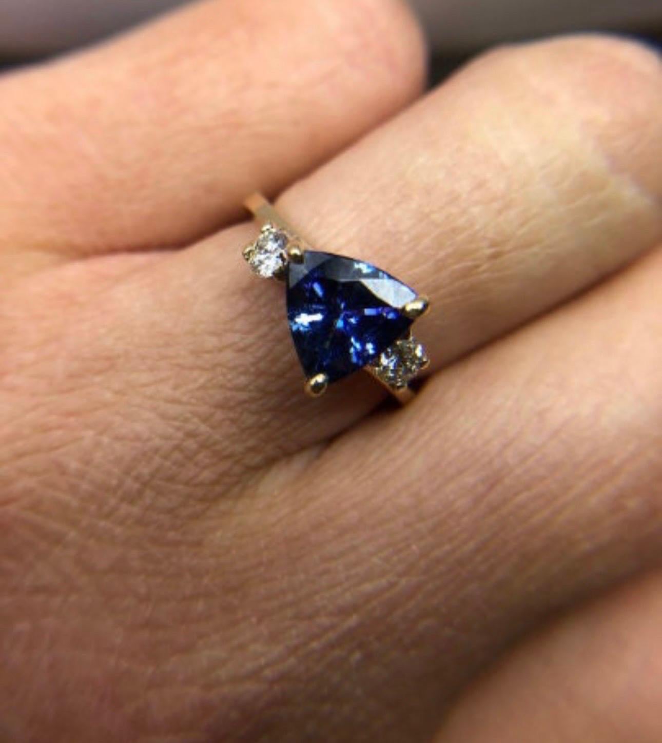 Trillion Cut Trillion Tanzanite Diamond ring in 18KT gold Fine Deep Violet tanzanite For Sale