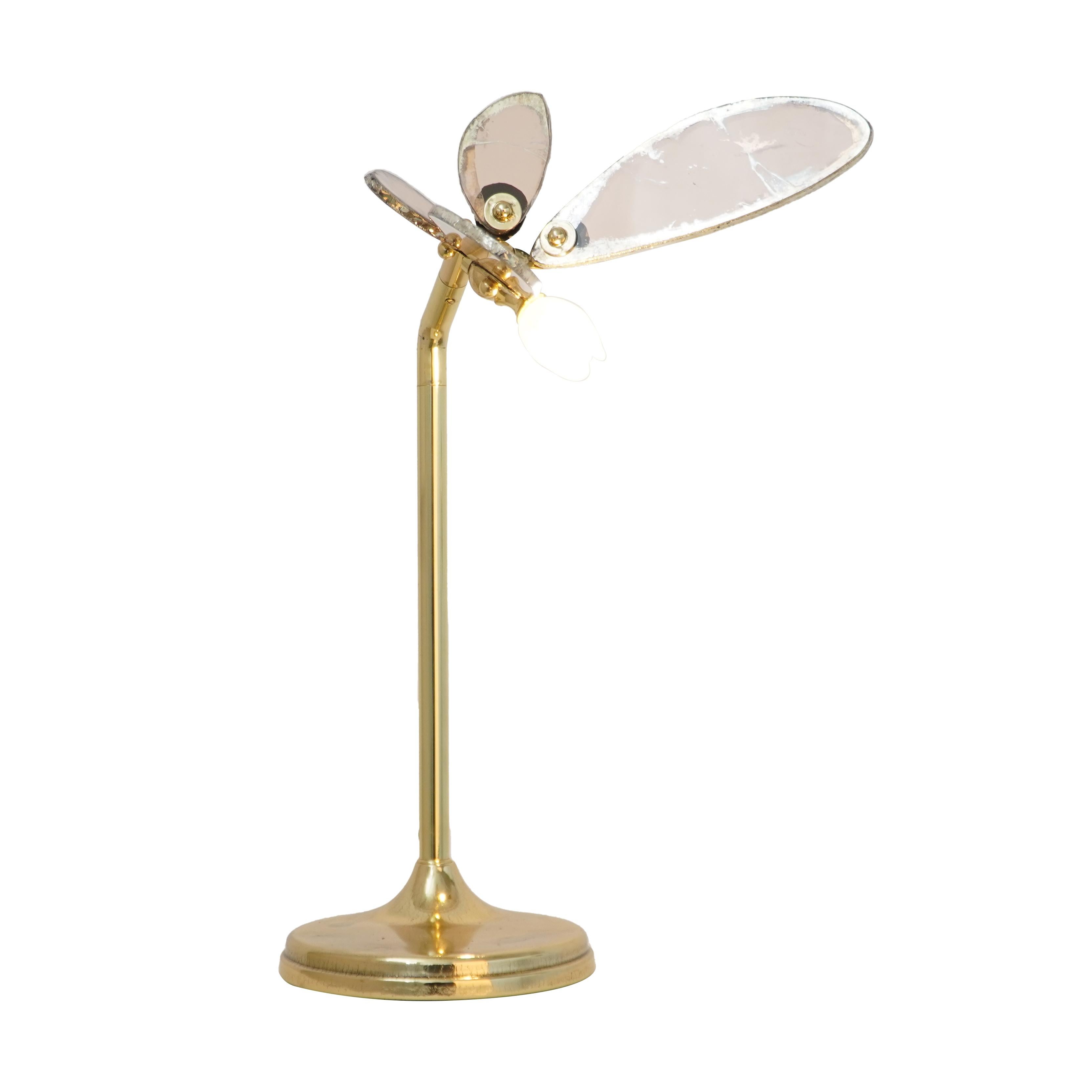 The fairy fragrance of freedom, reminiscent of a dragonfly, draws the wall space with its movable body to radiate rays of lights in all directions with three-dimensionality.

Silvered glass wings and a forged brass body, are the symbol of innovative