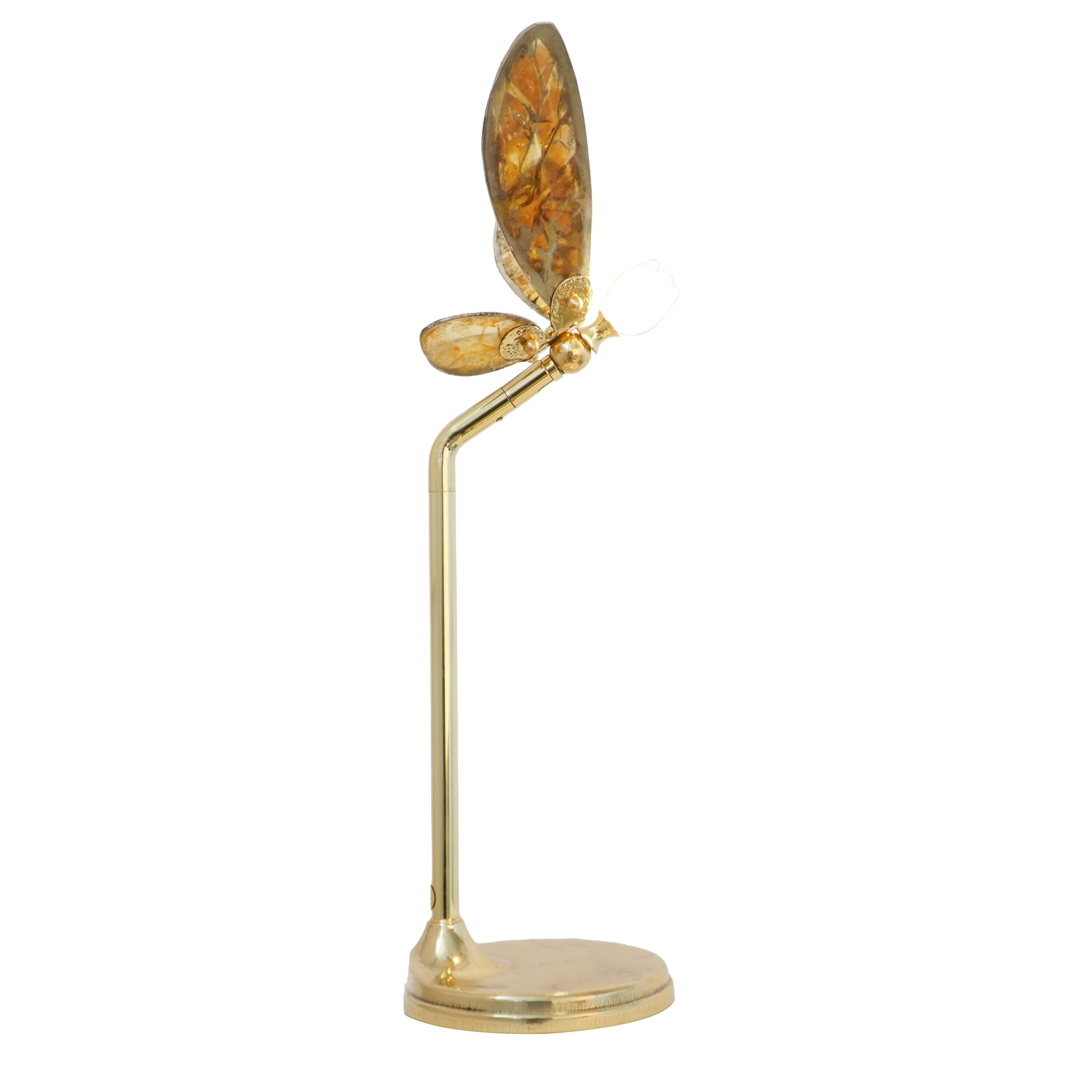 TRILLY le parfum de la liberté

Depuis plus de 22 ans, Sabrina Landini rend hommage aux surfaces vitrées dans l'expression de chefs-d'œuvre argentés, marque de fabrique de sa collection.
Depuis le début, grâce au travail à la main italien utilisé