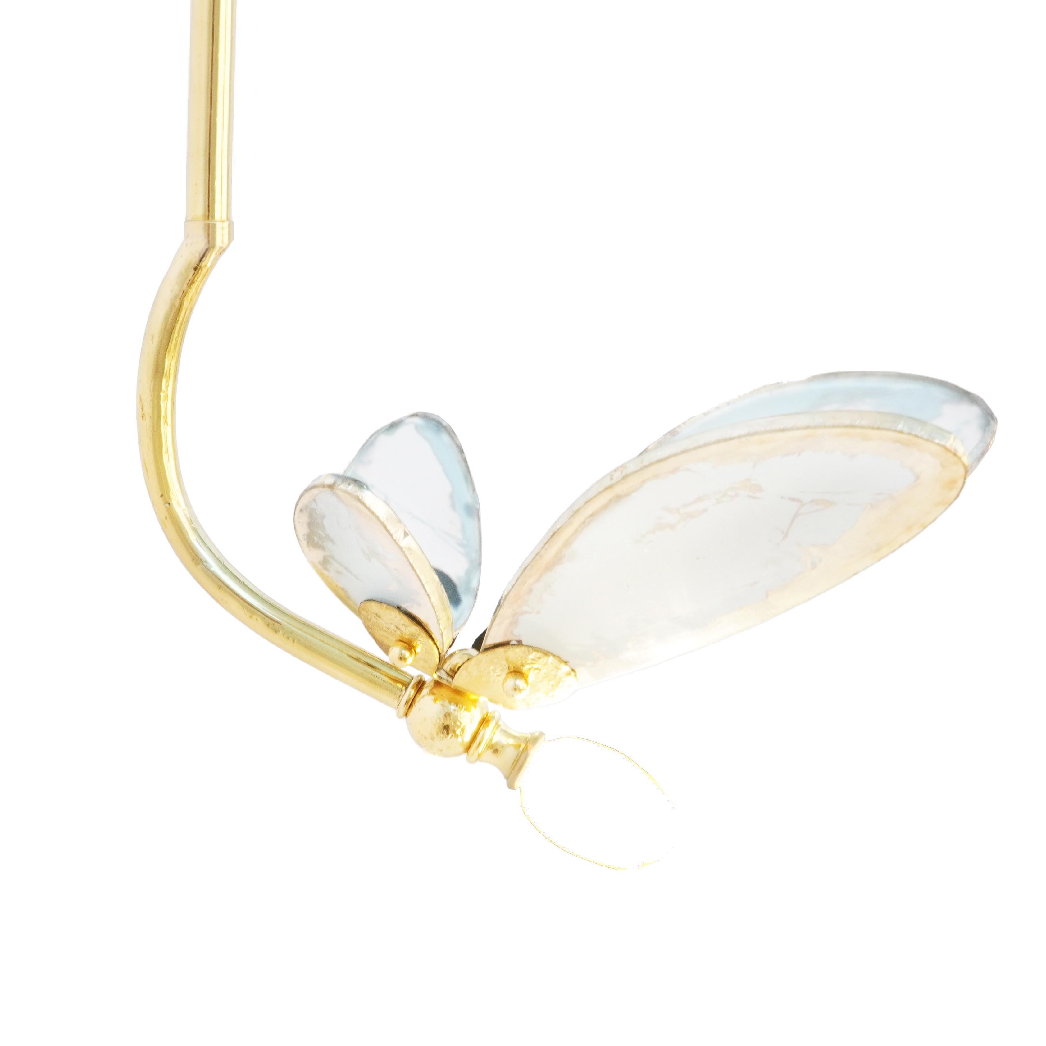 Hängeleuchte „Trilly“ aus klarem, versilbertem Kristall mit Flügeln aus Messing (Moderne) im Angebot