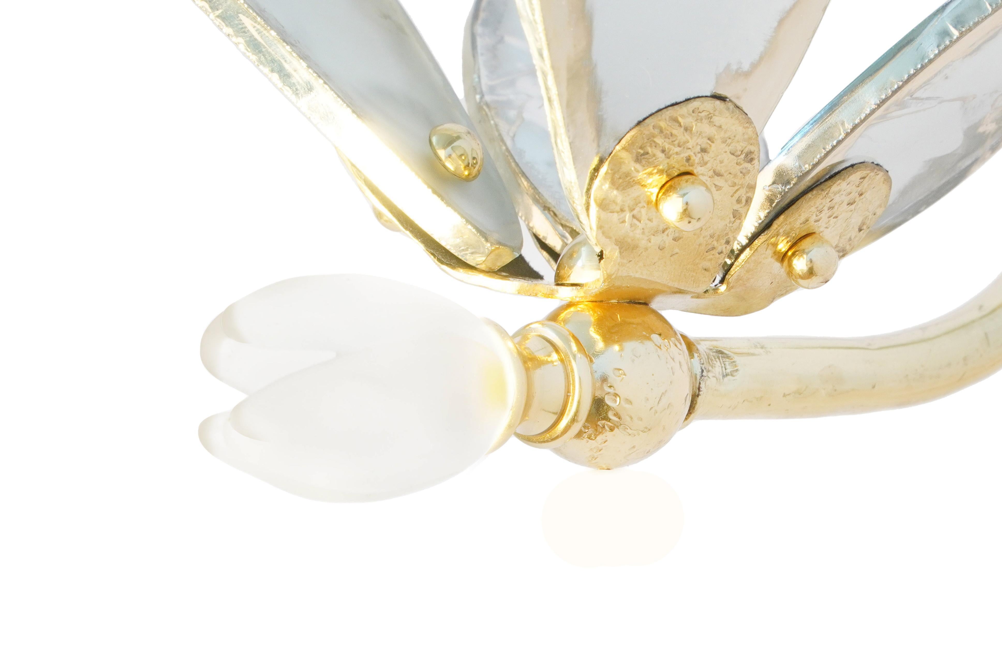 Hängeleuchte „Trilly“ aus klarem, versilbertem Kristall mit Flügeln aus Messing (Italienisch) im Angebot