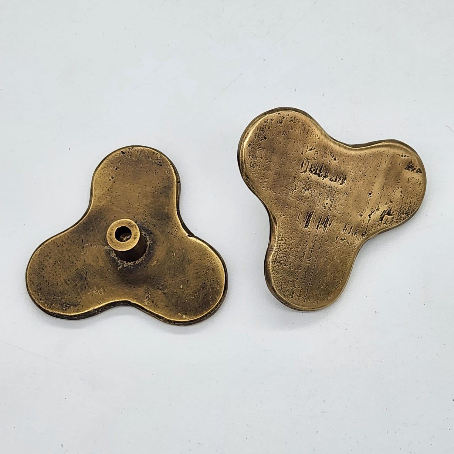 This cabinet knob belongs to the Open Manifest collection. Its trilobed shape features three rounded lobes that give the piece a distinctive identity.

Made of solid brass using an artisanal casting process, the surface retains subtle marks from the