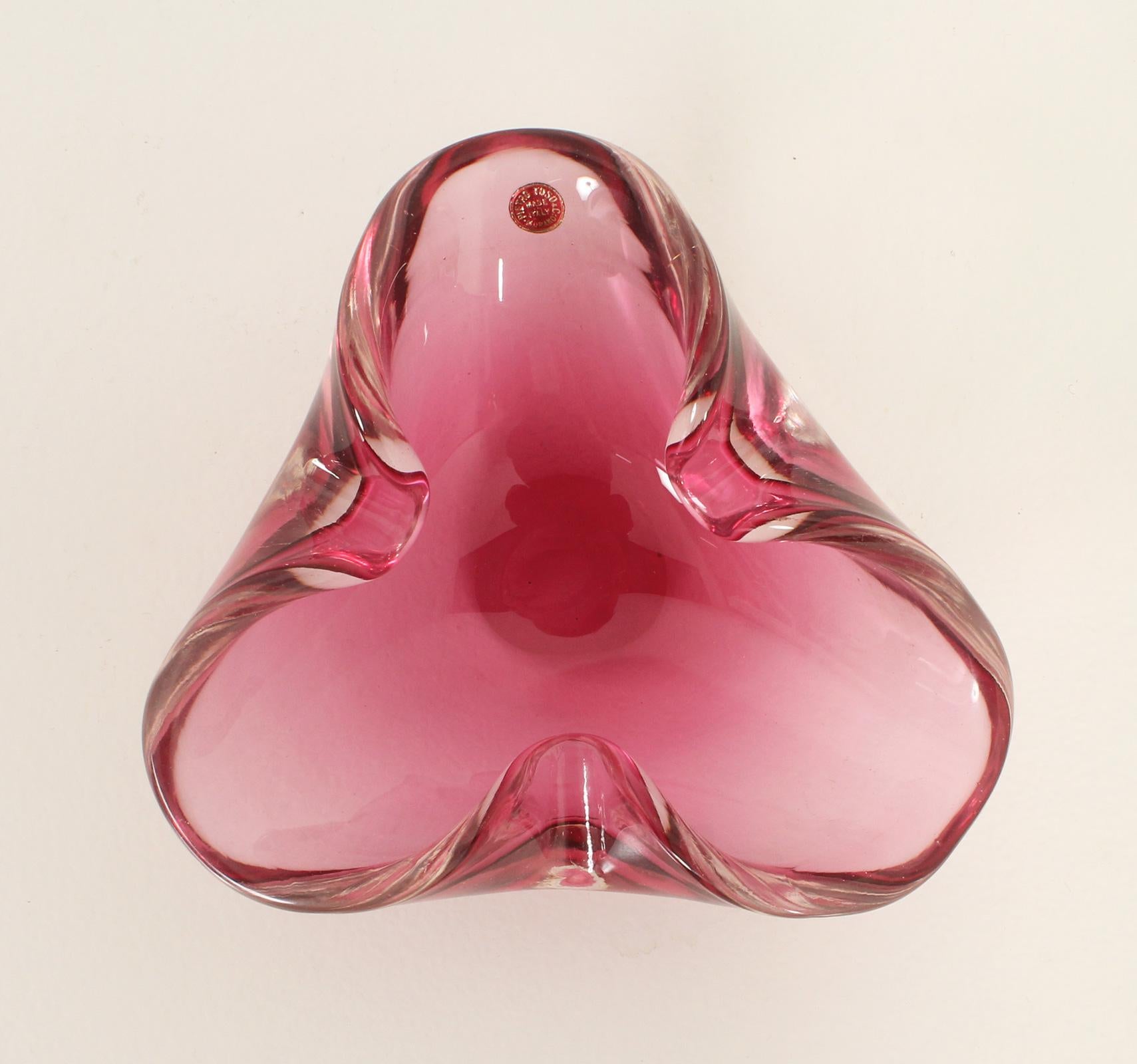 Posacenere trilobato di Murano di Pietro Toso, Italia, anni 1950. Vetro di Murano Glass Sommerso soffiato a mano nei colori rosa e chiaro.