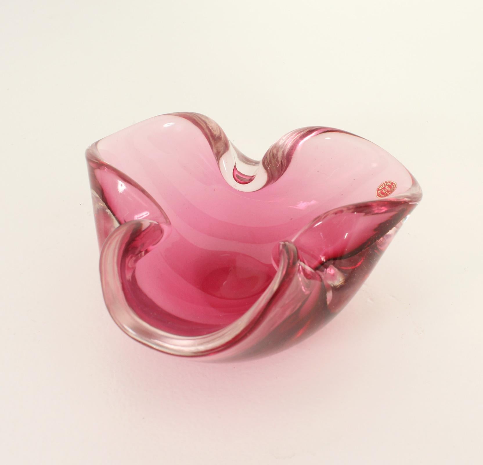 Posacenere di Murano a forma di trilobo in vetro di Murano Glass Sommerso rosa di Pietro Toso, Italia in vendita 2