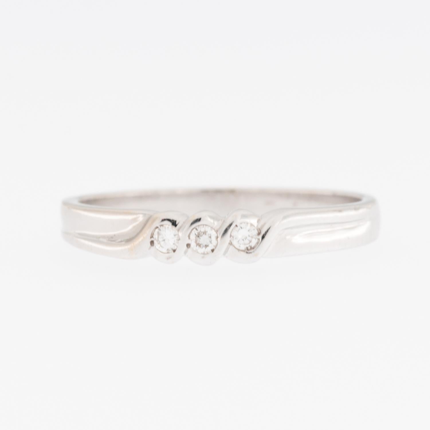 Brilliant Cut Trilogy 18 karat White Gold Ring with Diamonds For Sale