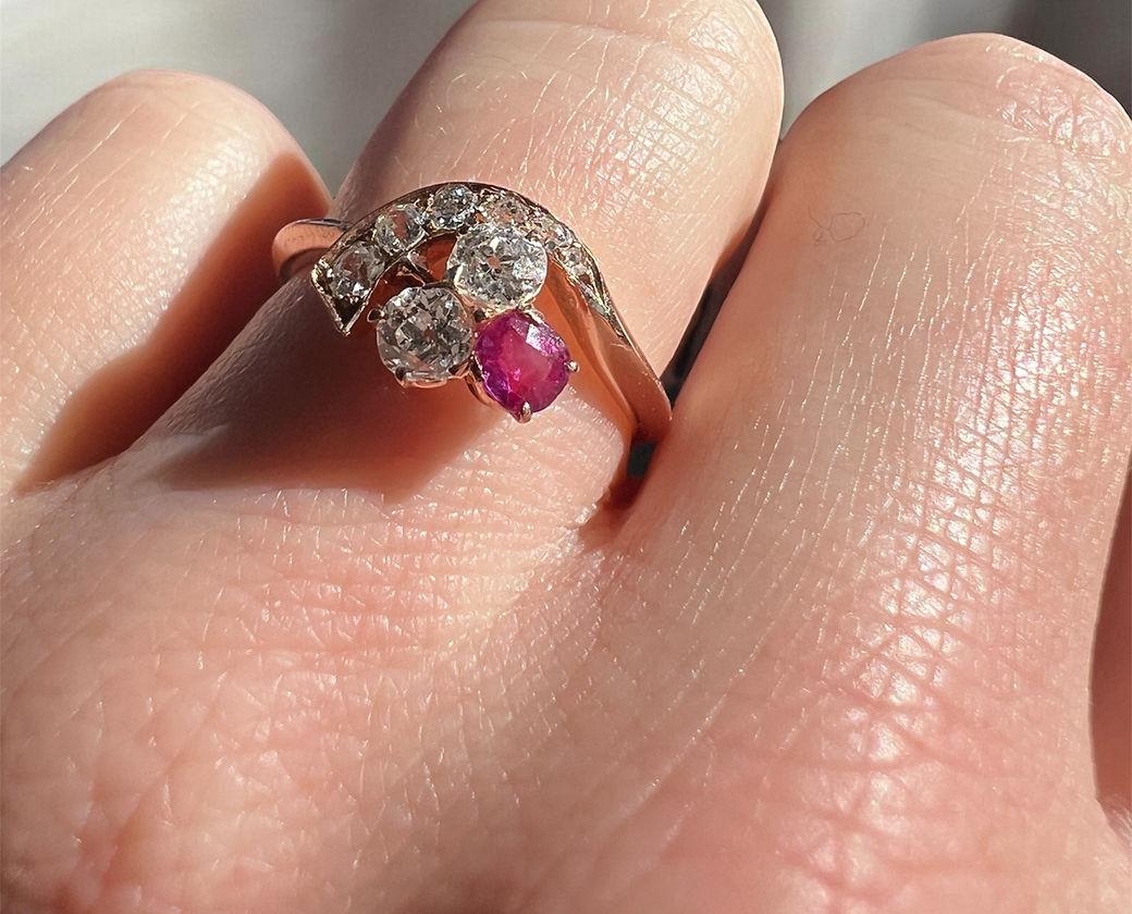 Trilogy Clover Belle Époque Ring, 18-Carat Gold, Natural Diamonds & Rubies For Sale 2