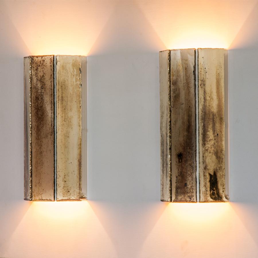 This wall lamp is a contemporary piece, made in Tuscany, Italy, entirely handmade, 100% of Italian origin.
The architectural form, reminiscent of the 1930s-1940s, draws the wall space with its light shadows, understated elegance and