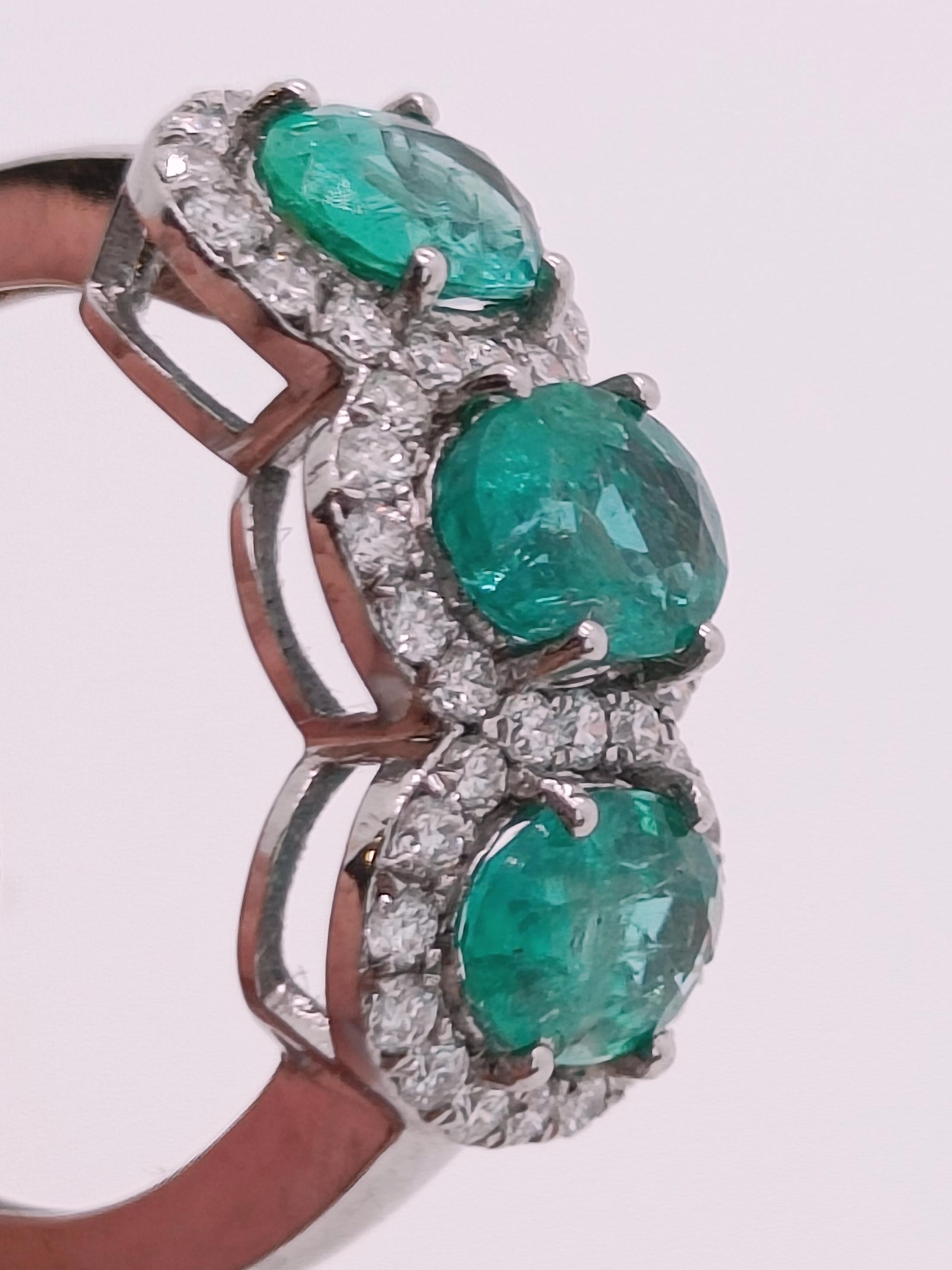 Trilogy di Smeraldi e Diamanti su oro bianco 18 carati In New Condition For Sale In Fara Filiorum Petri, IT