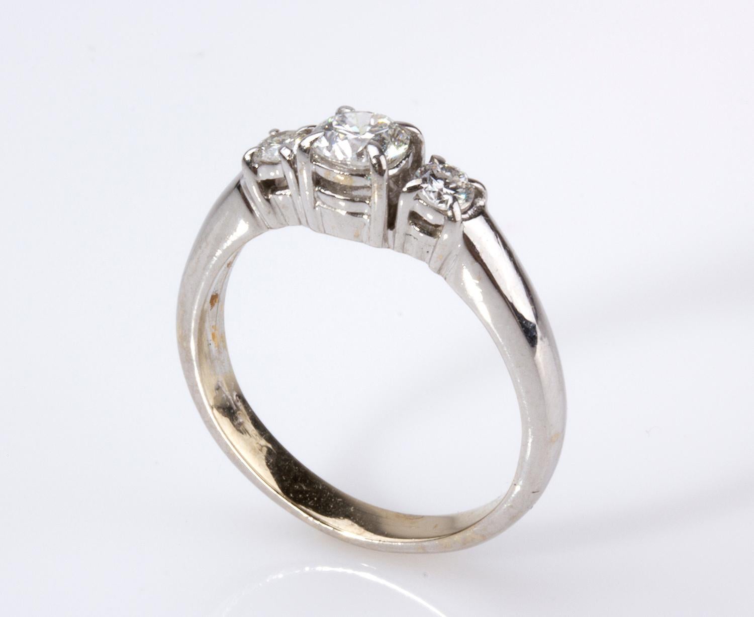 Trilogy Diamond Gold Ring In Good Condition For Sale In Rome, IT