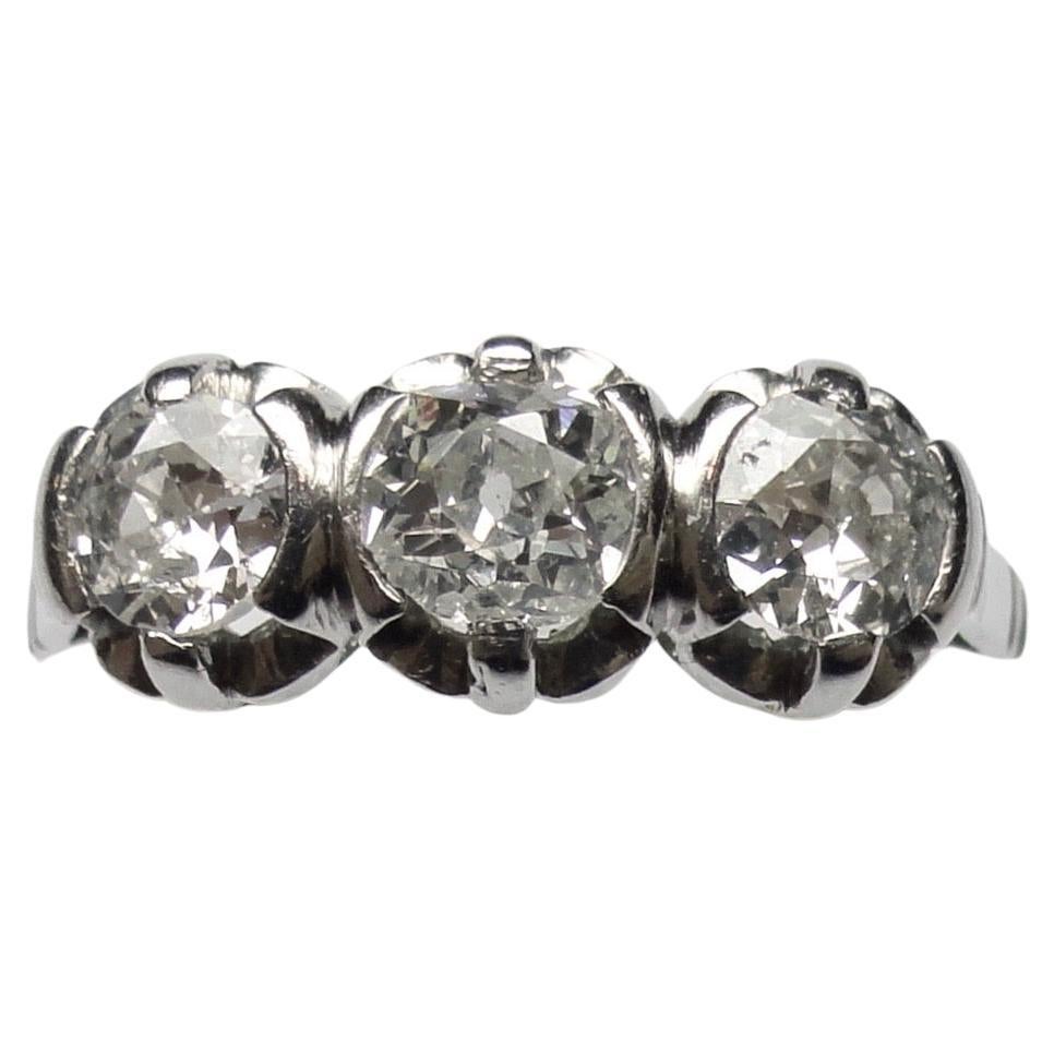 Bague trilogie de diamants en platine, taille coussin, années 1940  en vente