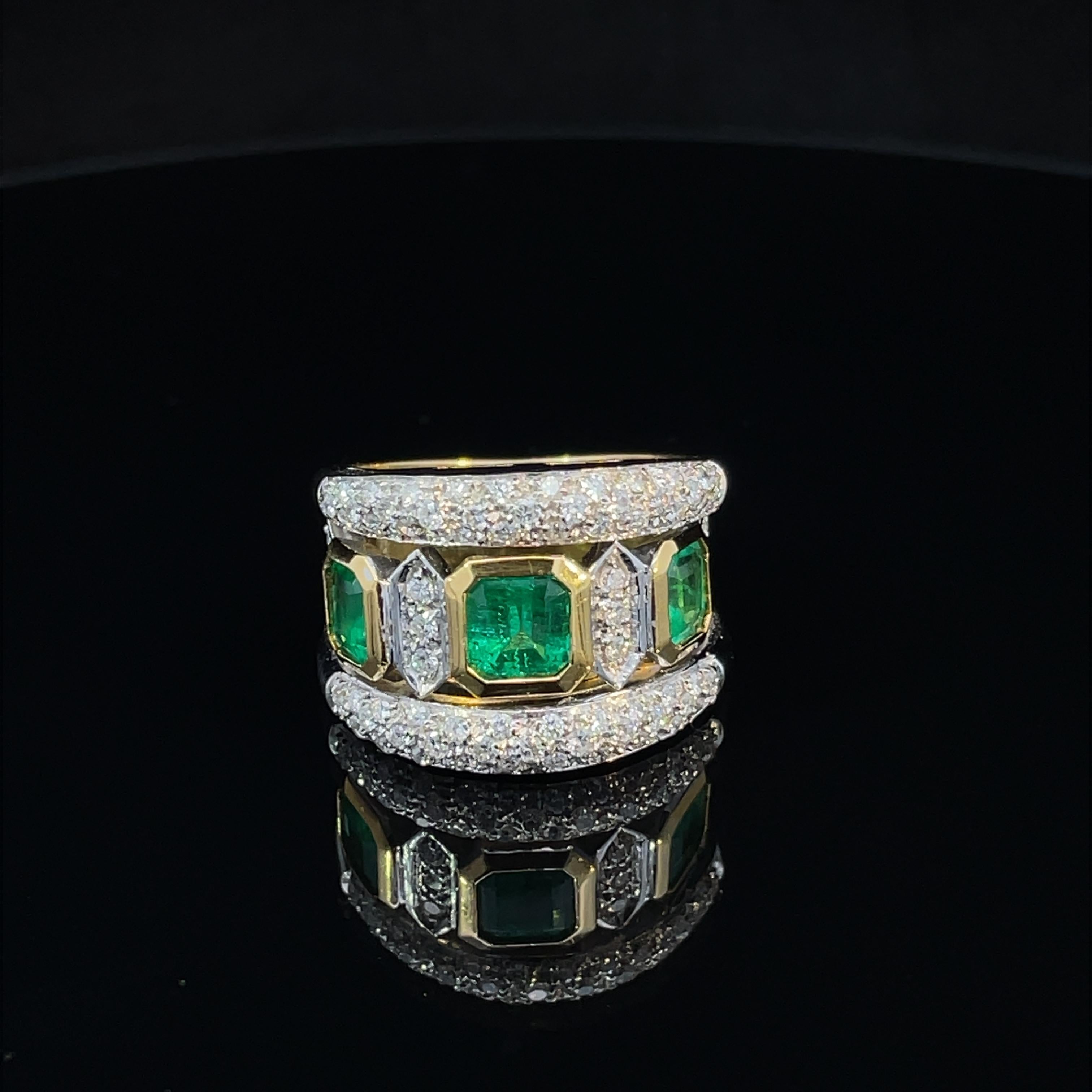 Trilogy Emerald and Diamonds Ring In Excellent Condition In Milano, IT