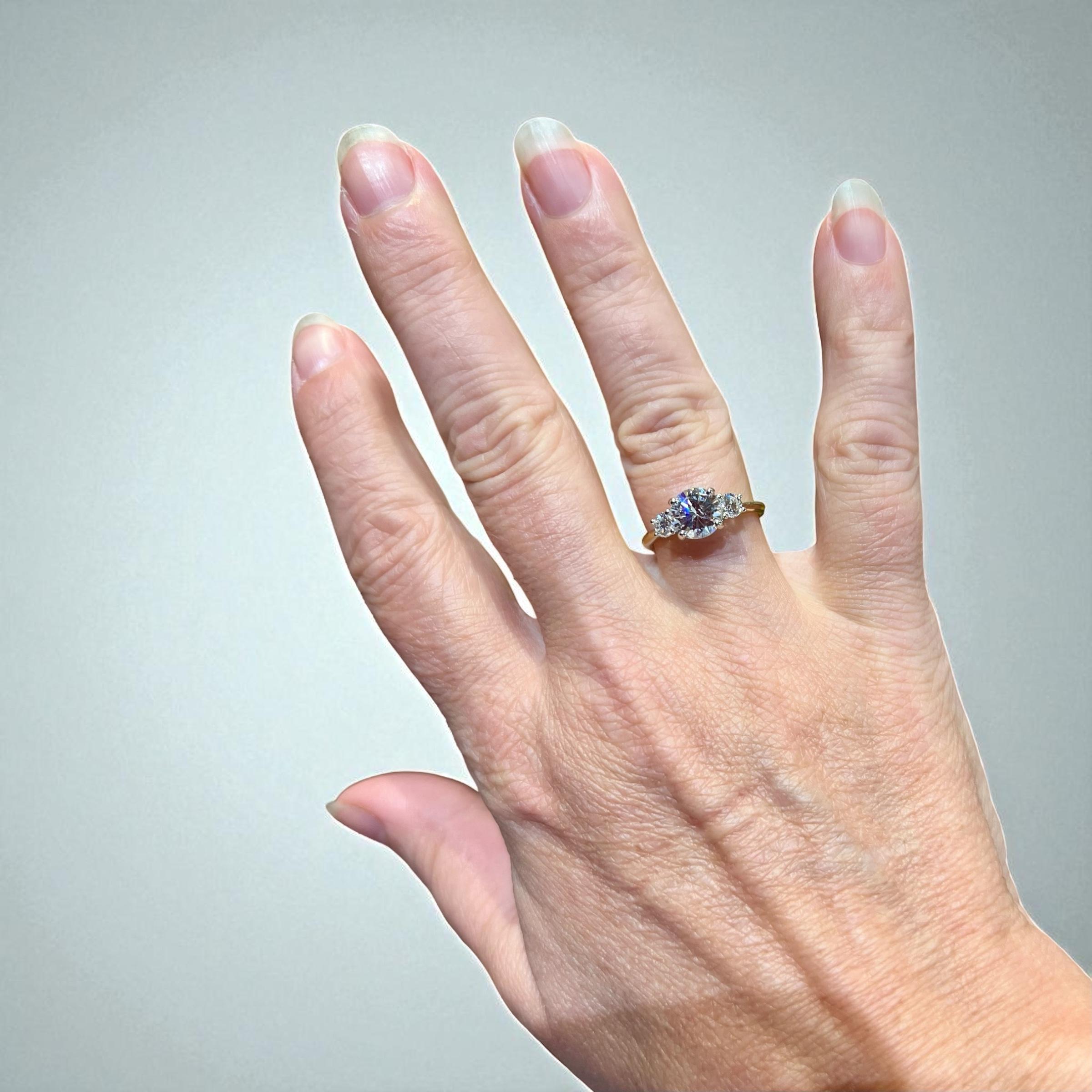 Bague de fiançailles Trilogy 1.36 ct Diamond Center with Side Diamonds, or 18K en vente 5