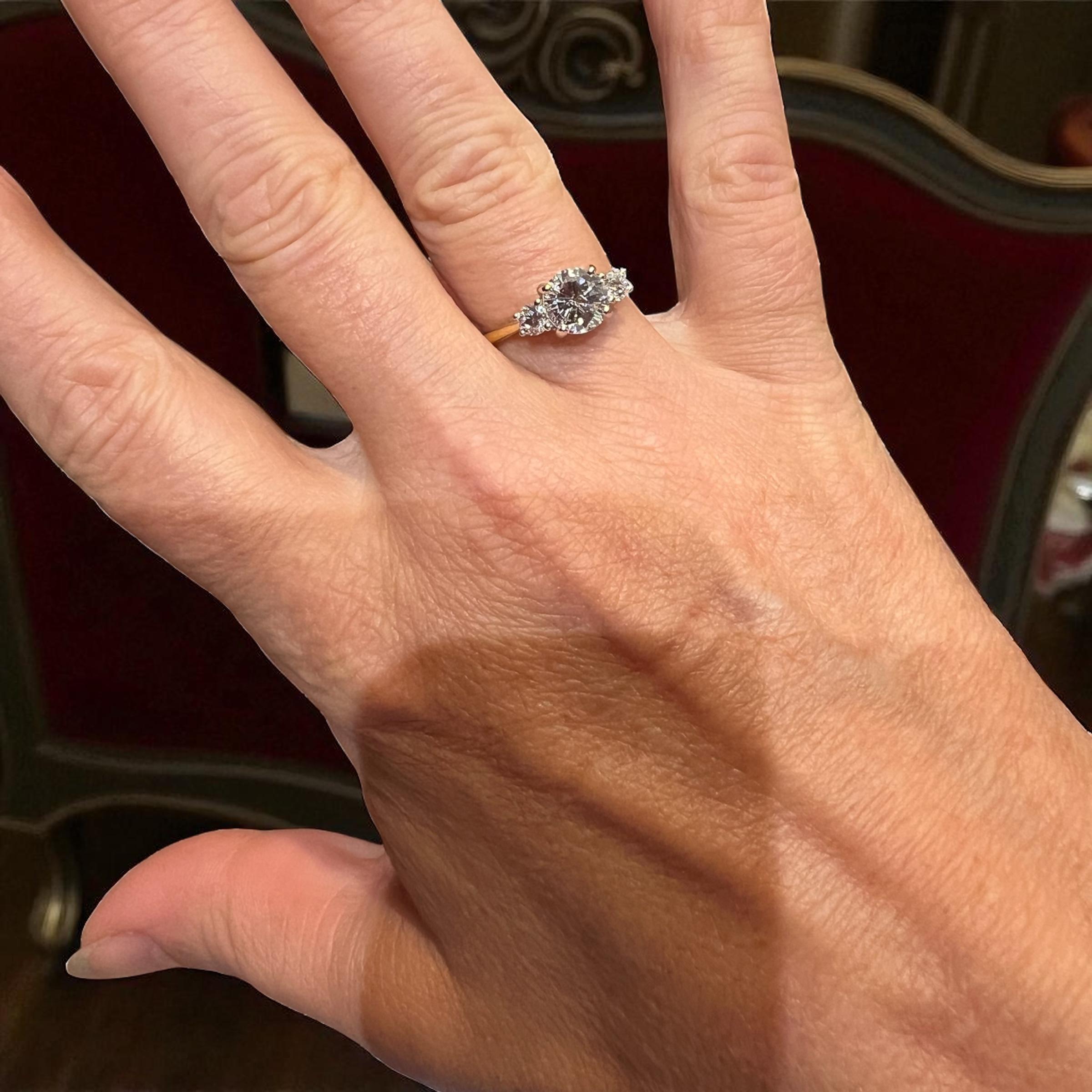 Bague de fiançailles Trilogy 1.36 ct Diamond Center with Side Diamonds, or 18K en vente 7